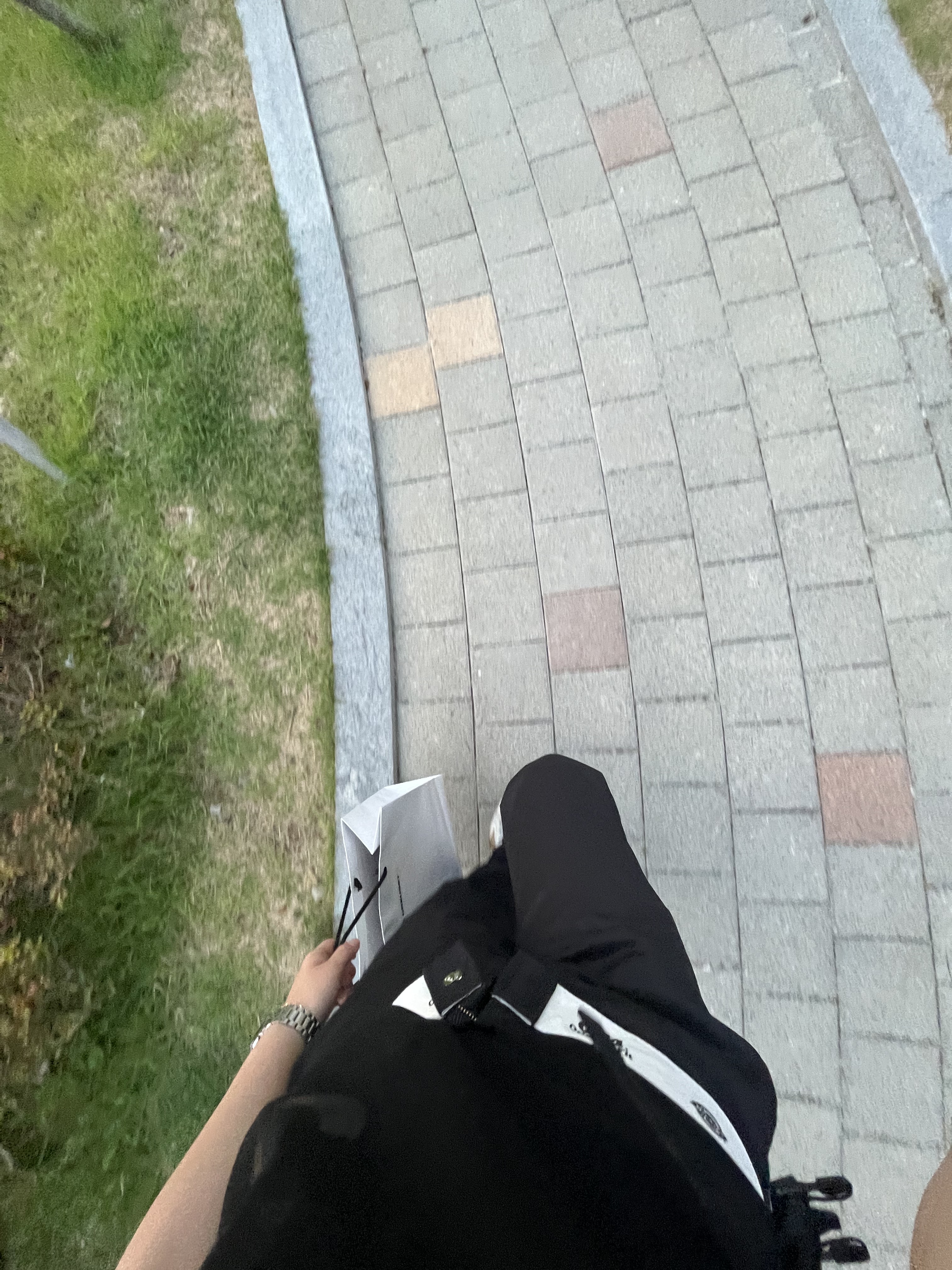 Golden Goose Superstar White Silver Heel Tab Sneakers 착용 스타일 - 2