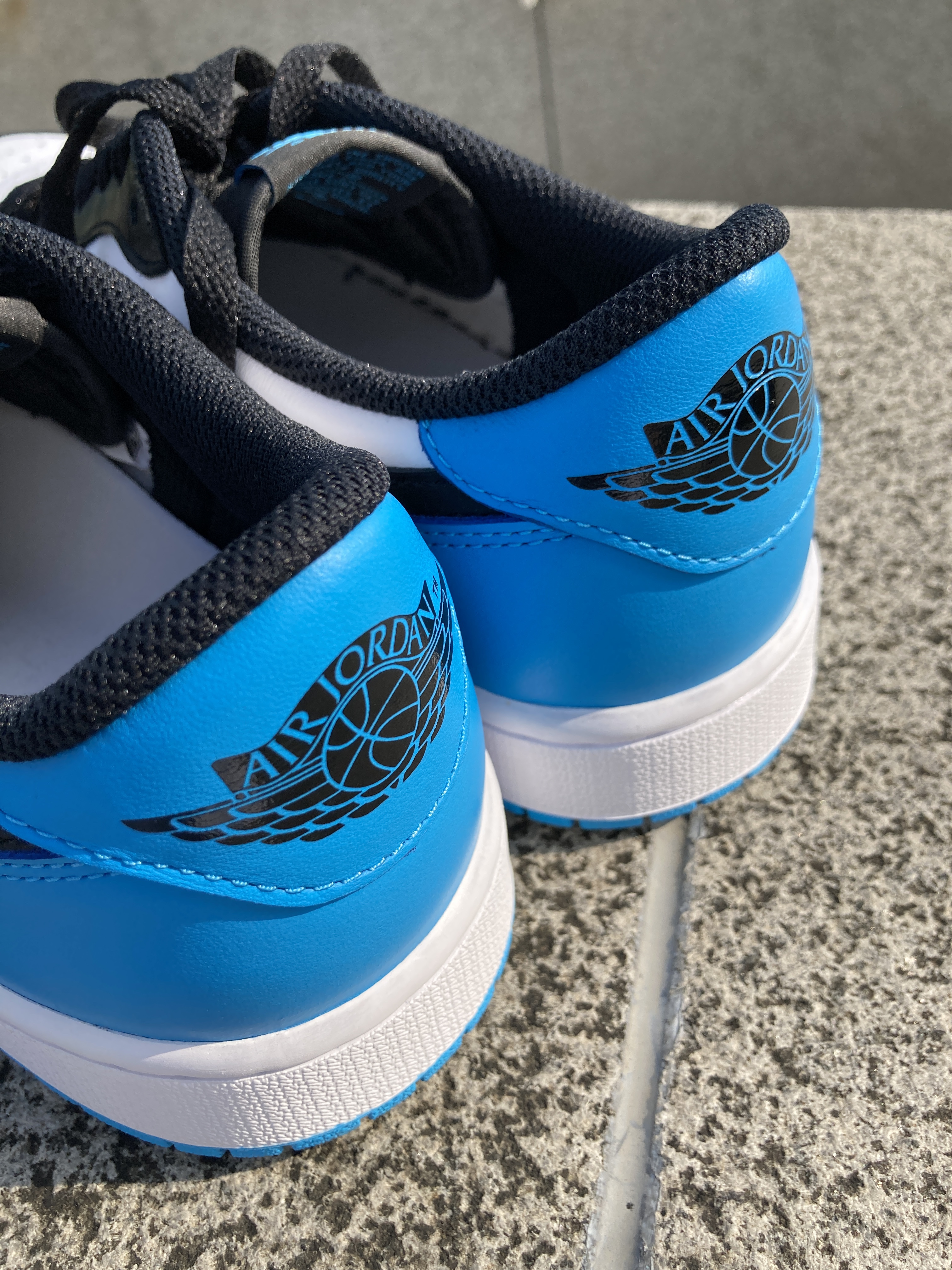 Jordan 1 Retro Low OG Black and Dark Powder Blue 착용 스타일 - 5