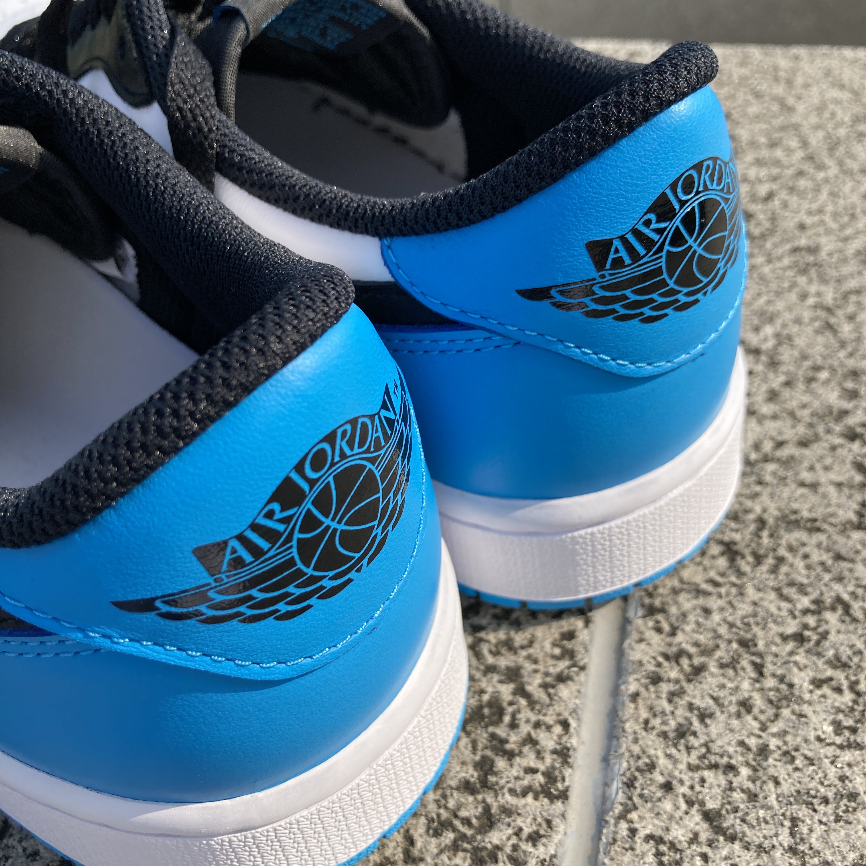Jordan 1 Retro Low OG Black and Dark Powder Blue 착용 스타일 - 4