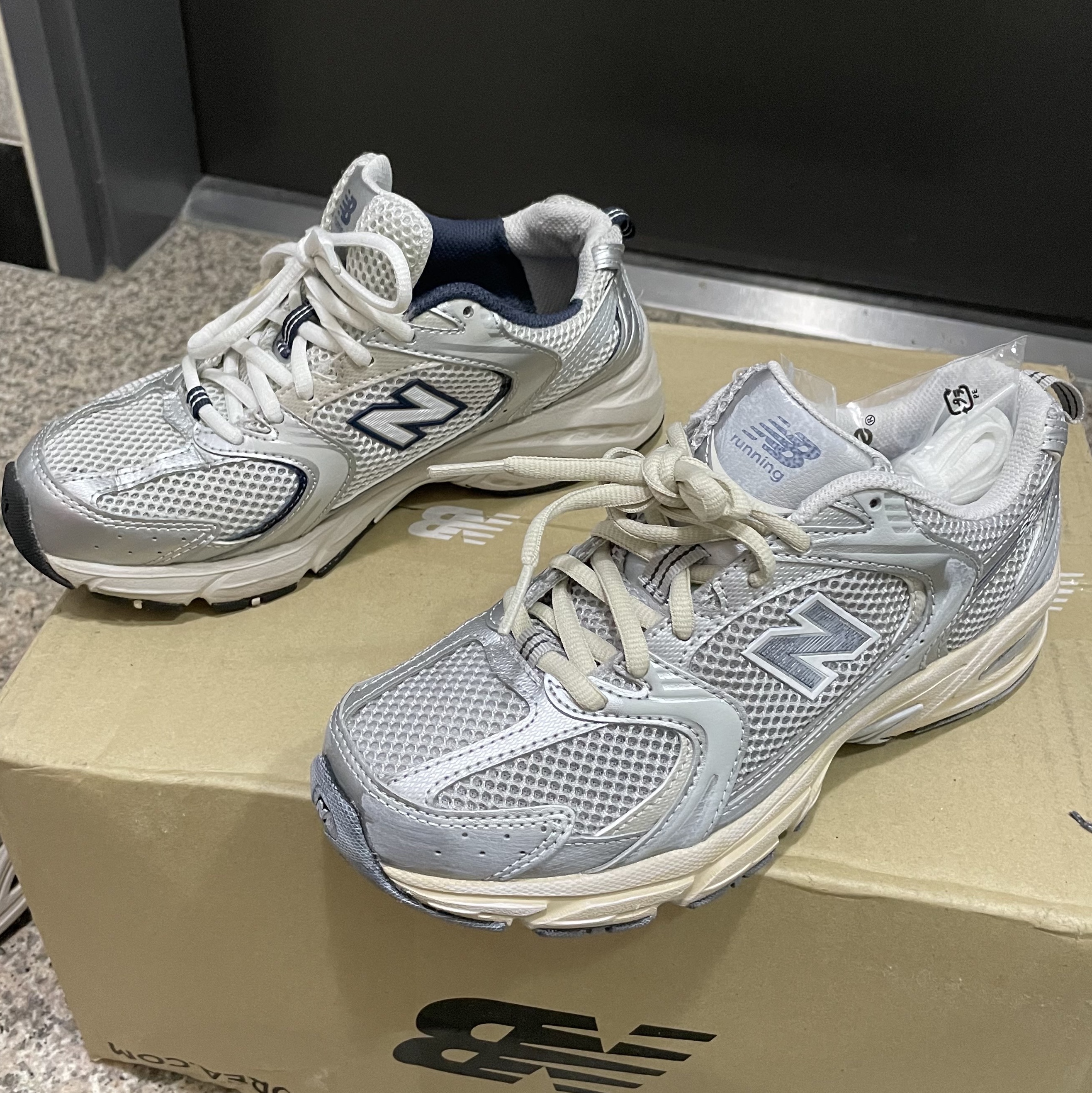 New Balance 530 Vintage Metallic Silver, New Balance 530 Steel Grey 착용 스타일