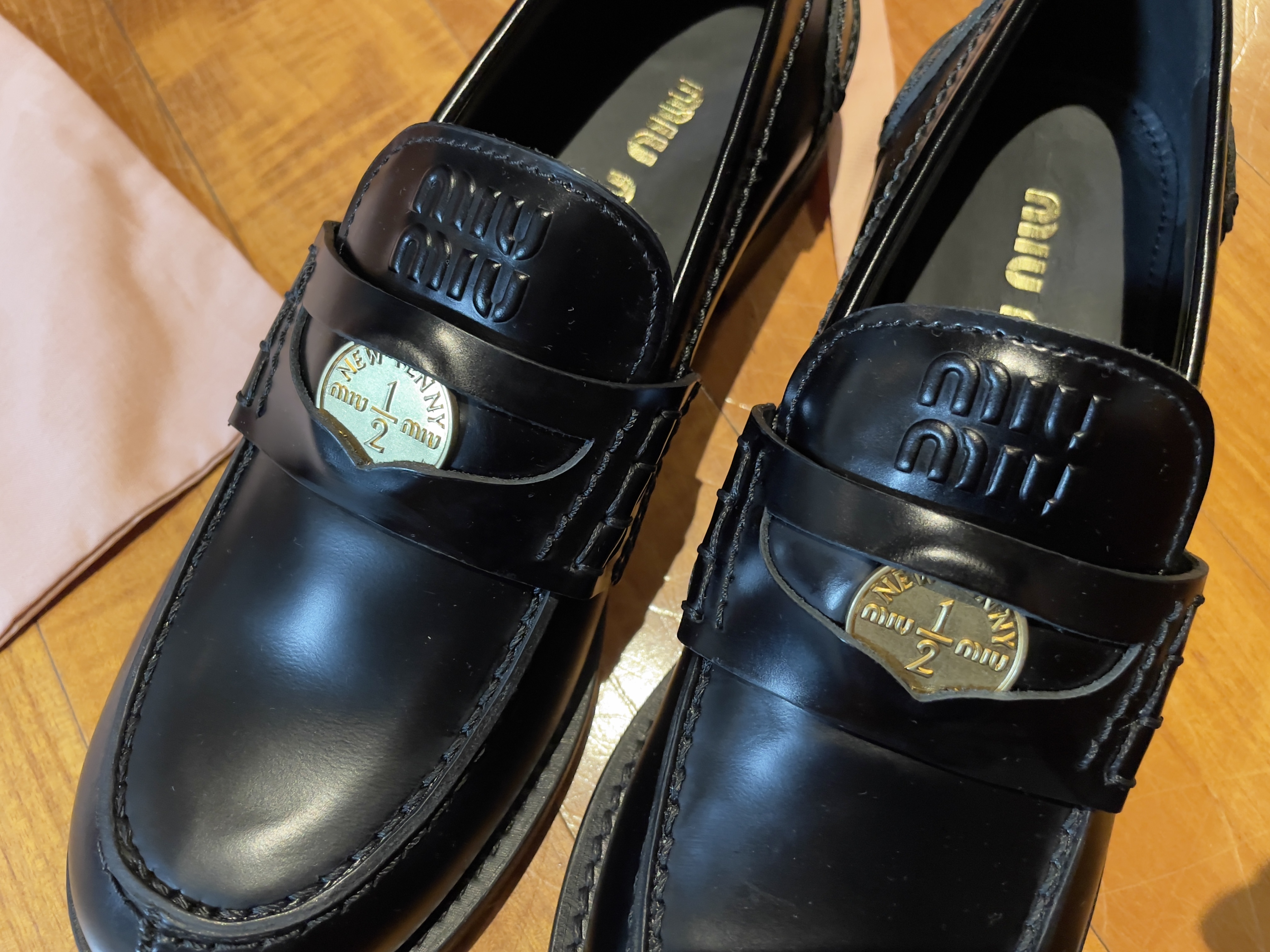 (W) Miu Miu Leather Penny Loafers Black 착용 스타일 - 3