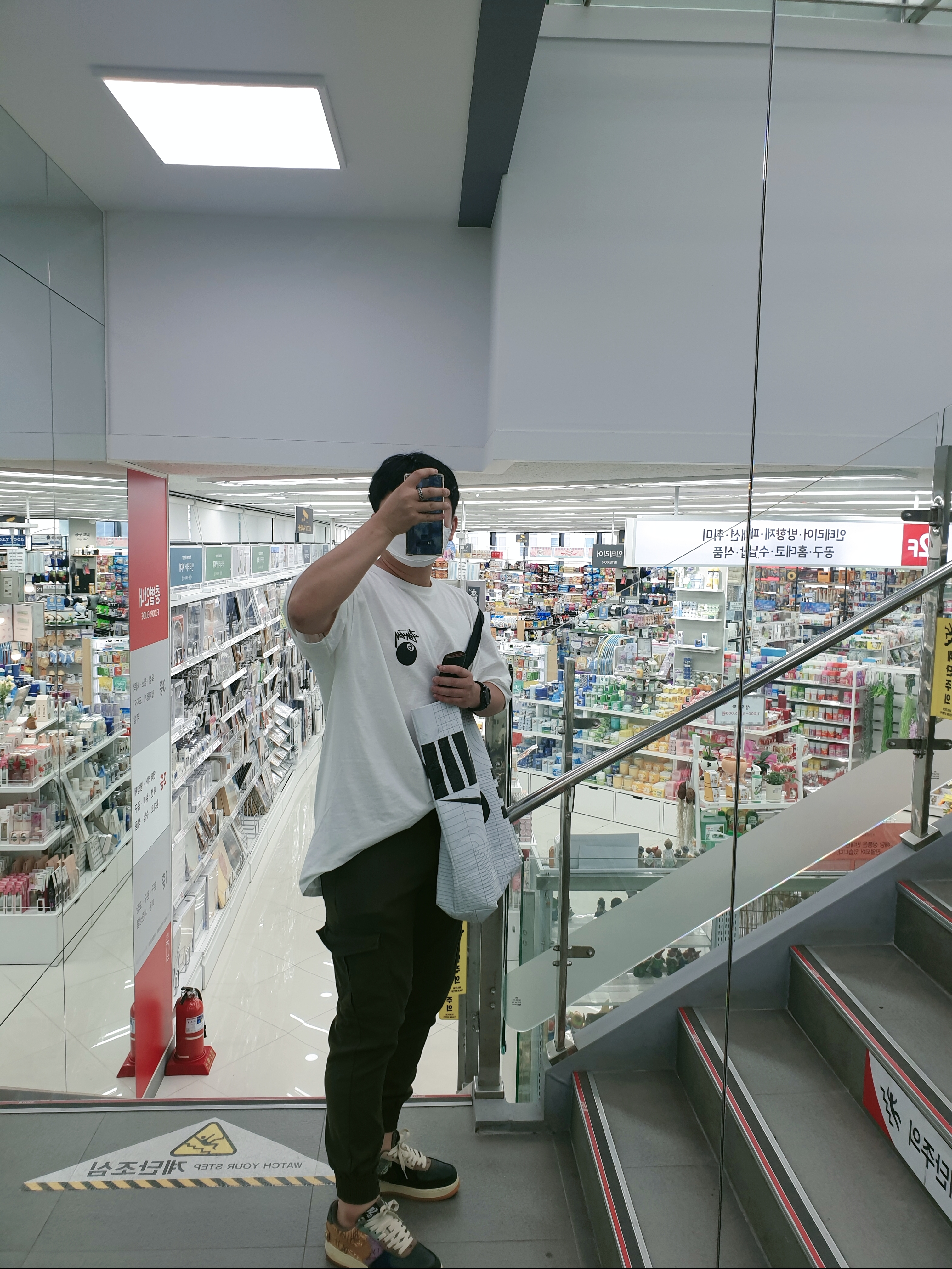 Nike x Travis Scott Air Force 1 Low Cactus Jack, Stussy Billiards T-Shirt White 착용 스타일