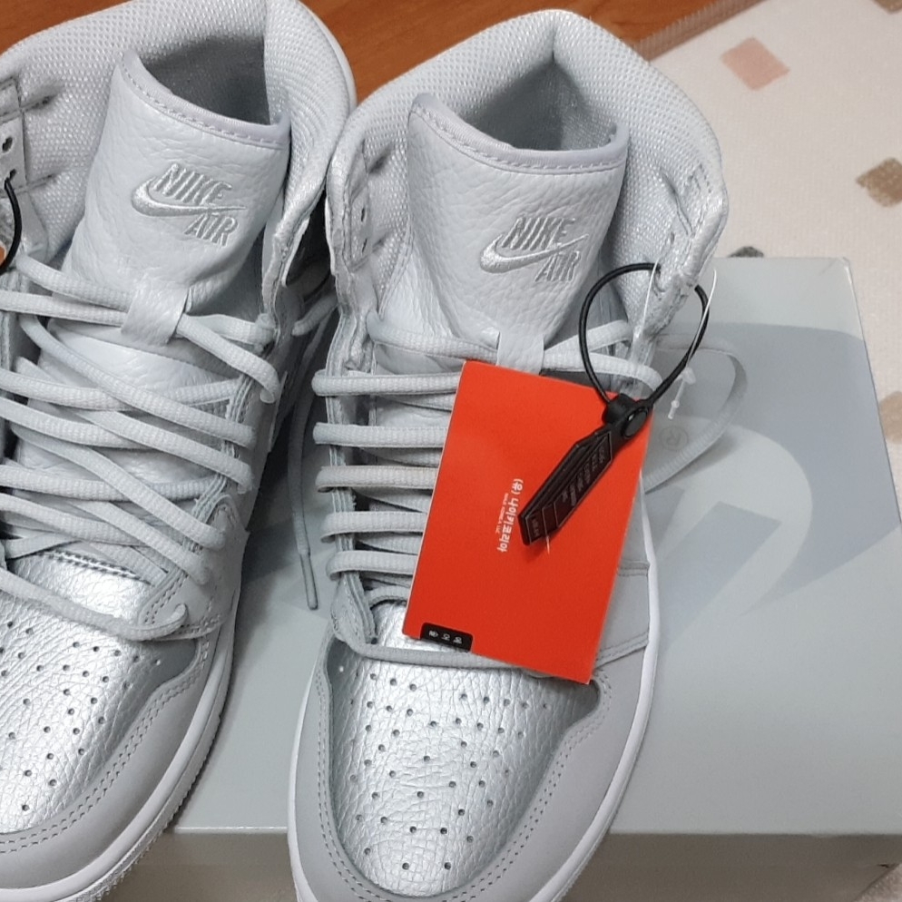 Jordan 1 Retro High OG CO.JP Neutral Grey 착용 스타일 - 2