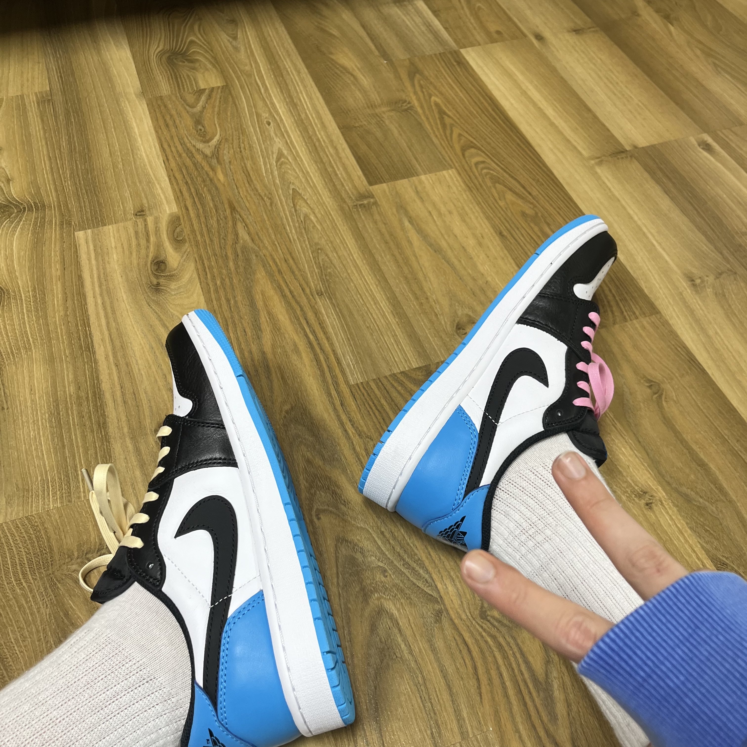Jordan 1 Retro Low OG Black and Dark Powder Blue, IAB Studio Pigment Hoodie Royal Blue - 22FW 착용 스타일