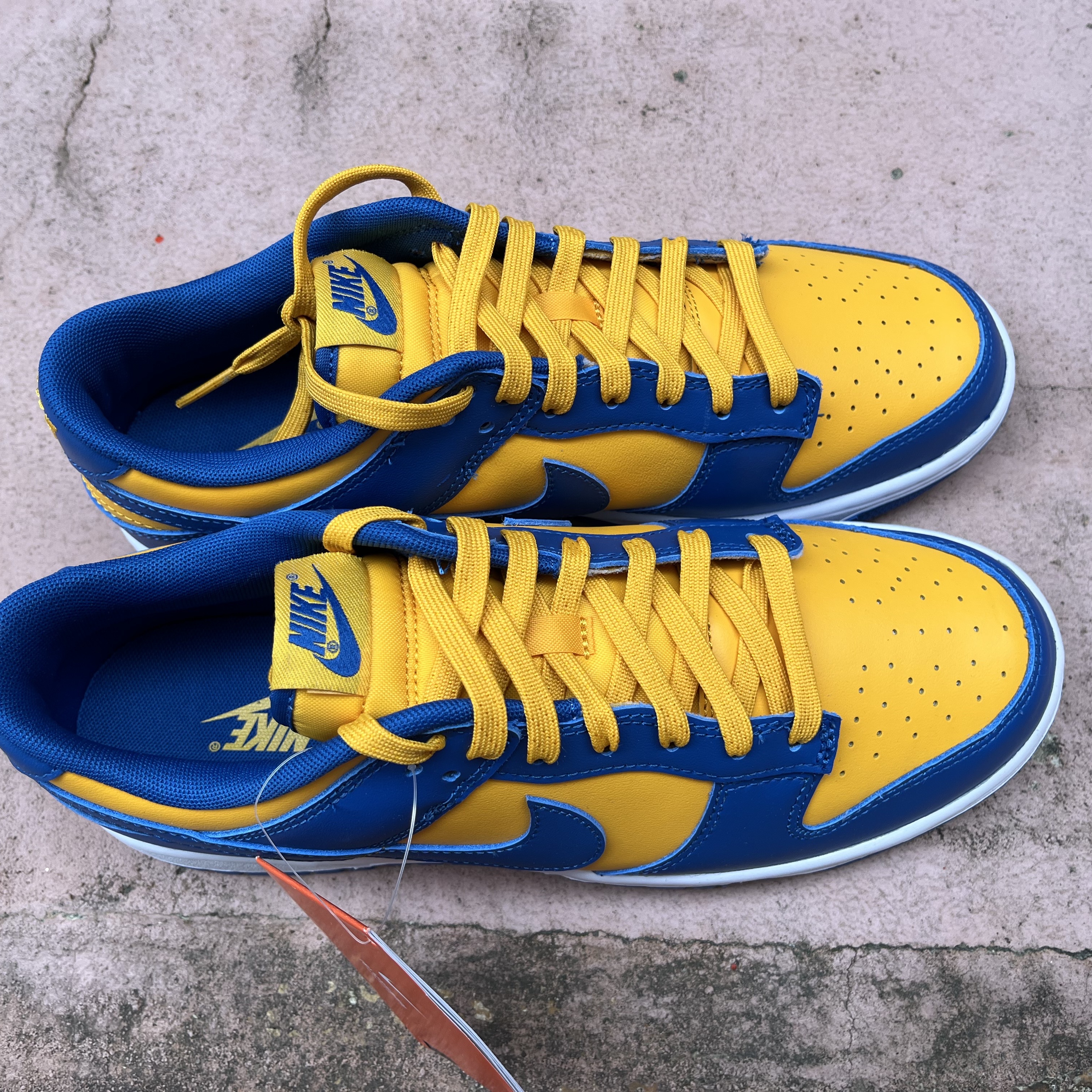 Nike Dunk Low Retro Blue Jay and University Gold 착용 스타일 - 2