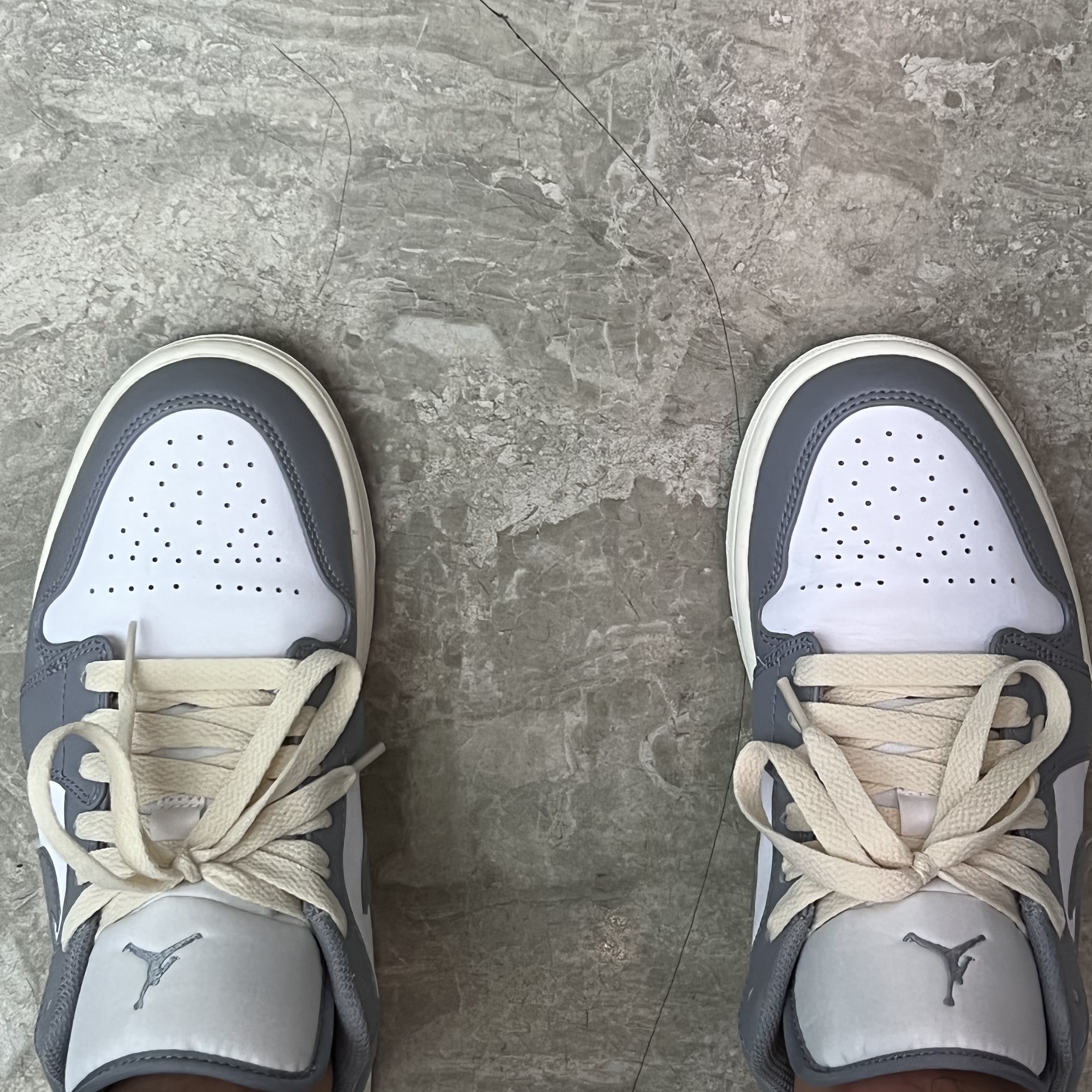 Jordan 1 Low Stealth and White 착용 스타일
