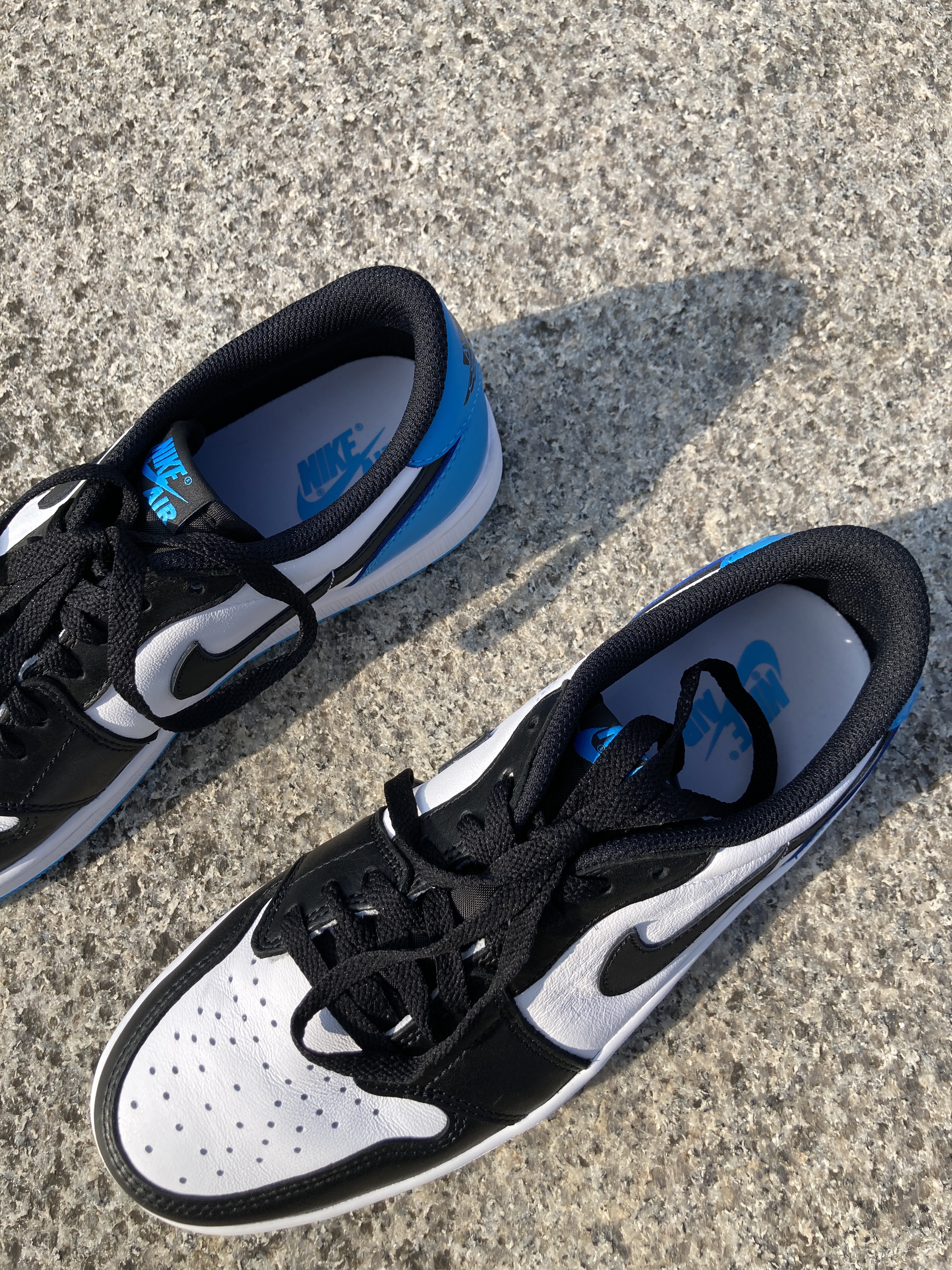 Jordan 1 Retro Low OG Black and Dark Powder Blue 착용 스타일 - 4
