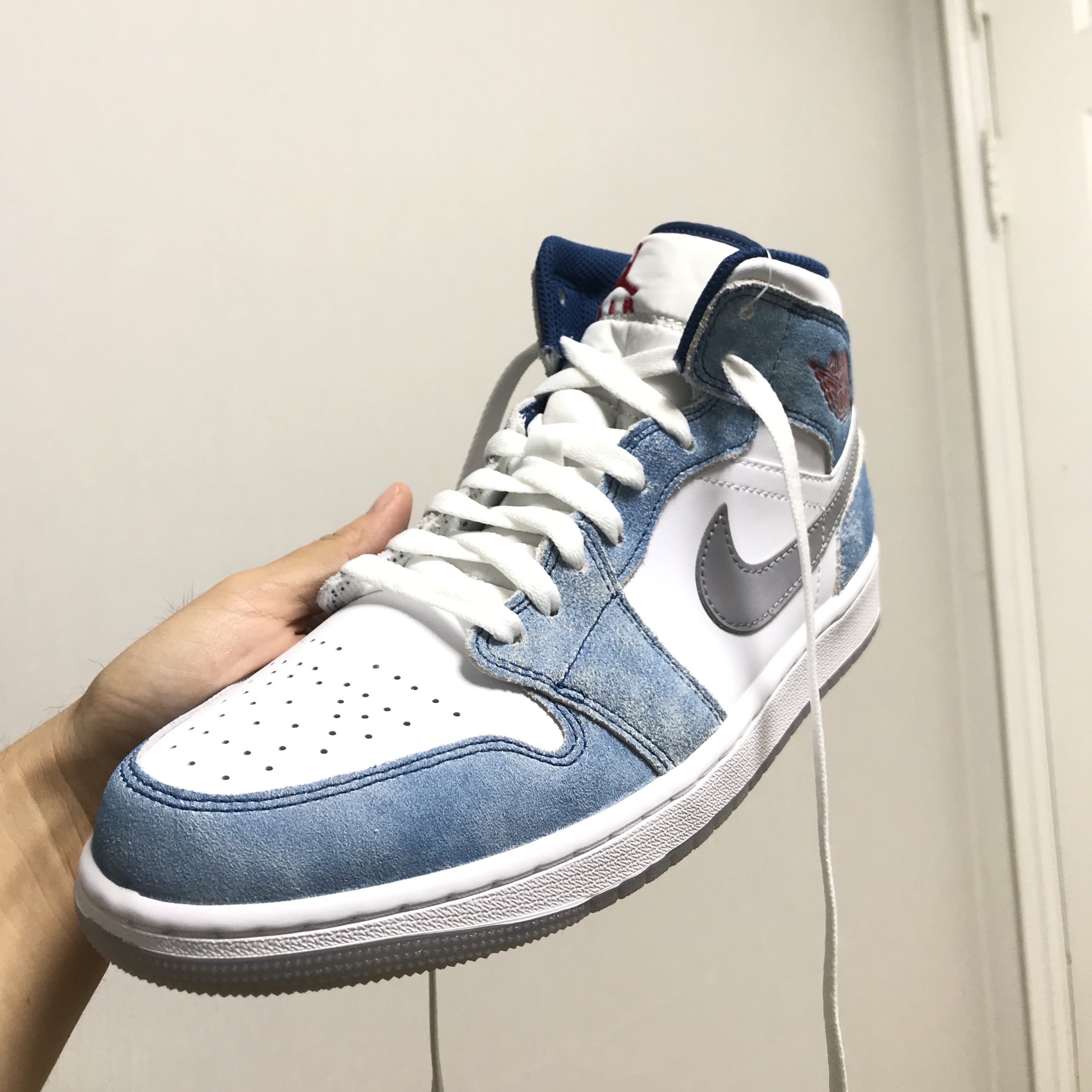 Jordan 1 Mid SE French Blue Fire Red 착용 스타일 - 1