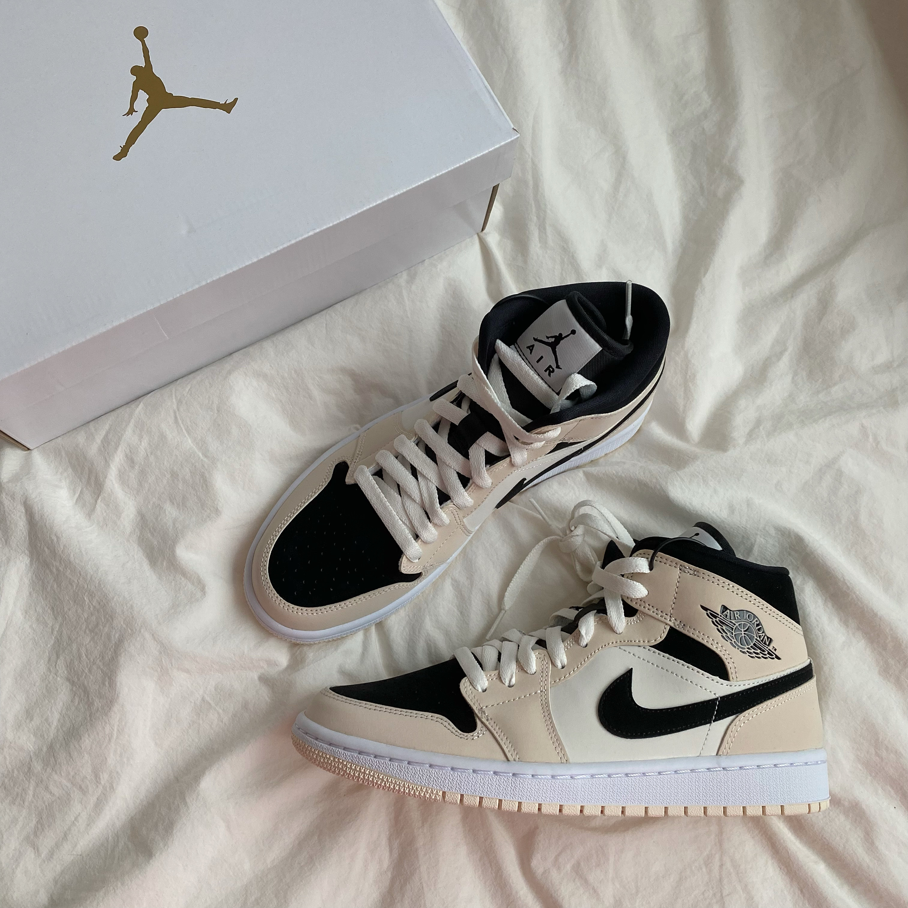 (W) Jordan 1 Mid Barely Orange 착용 스타일 - 1