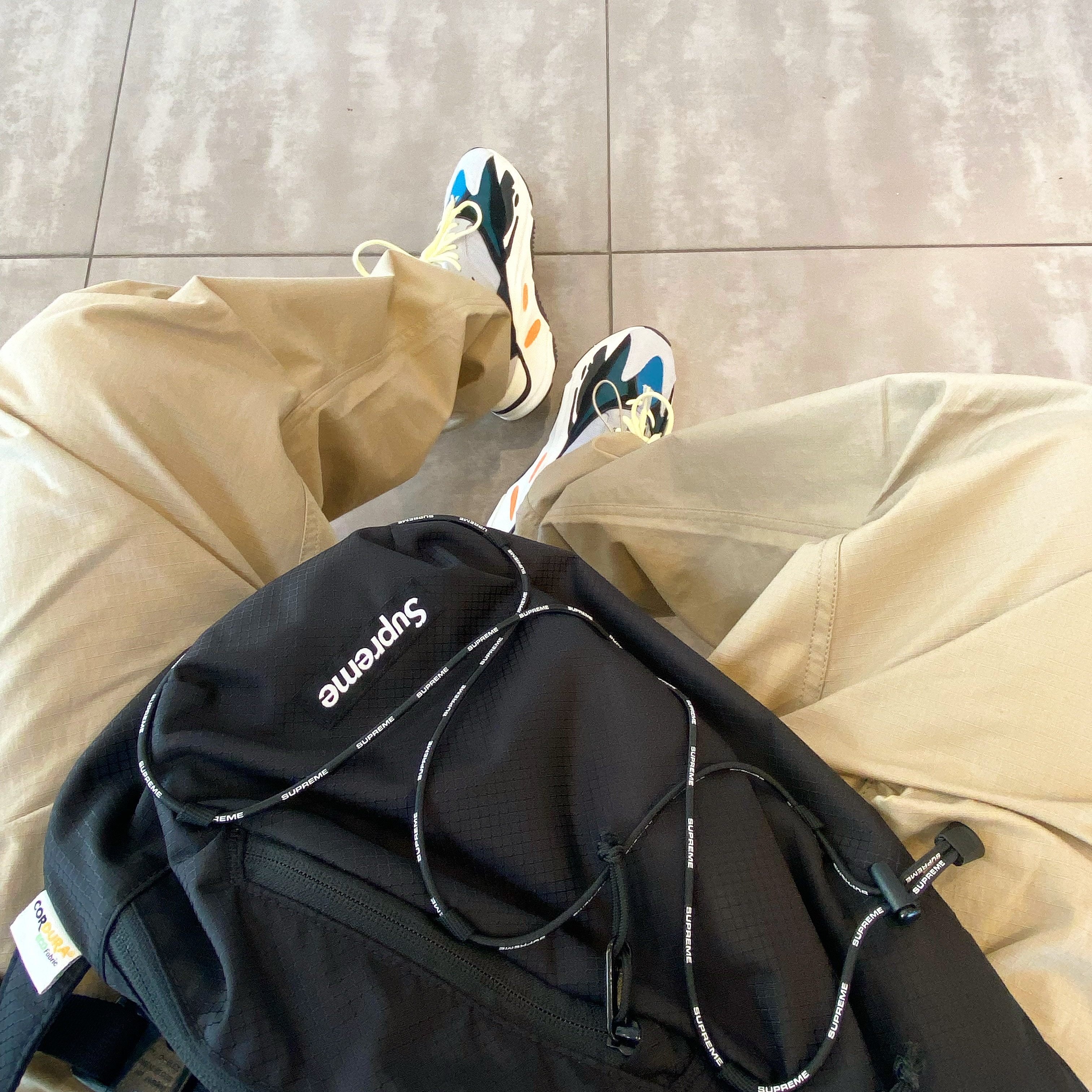 Supreme Sling Bag Black - 22SS, Adidas Yeezy Boost 700 Wave Runner Solid Grey 2021/2022 착용 스타일