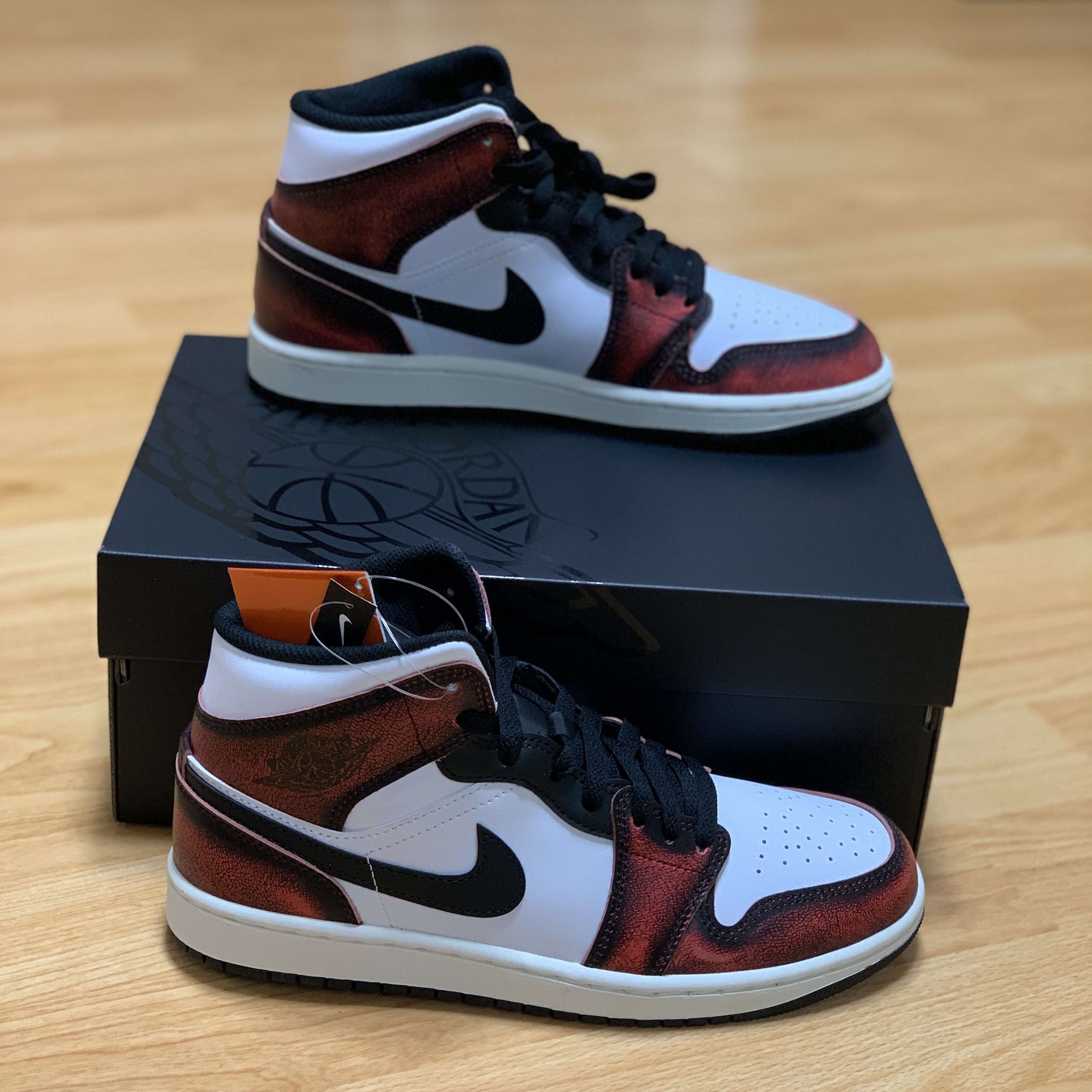 Jordan 1 Mid SE Infrared 23 착용 스타일 - 2