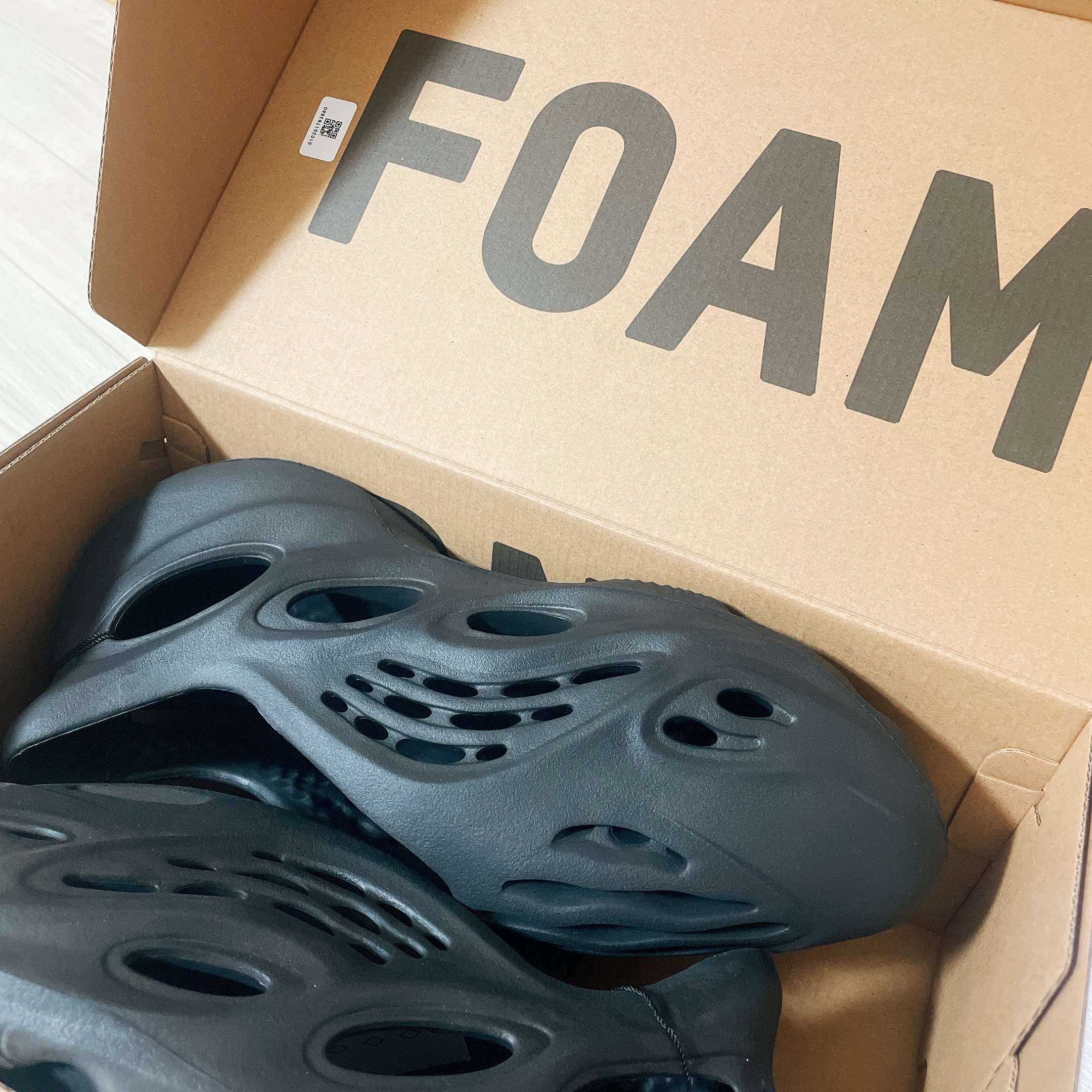 Adidas Yeezy Foam RNNR Onyx 착용 스타일