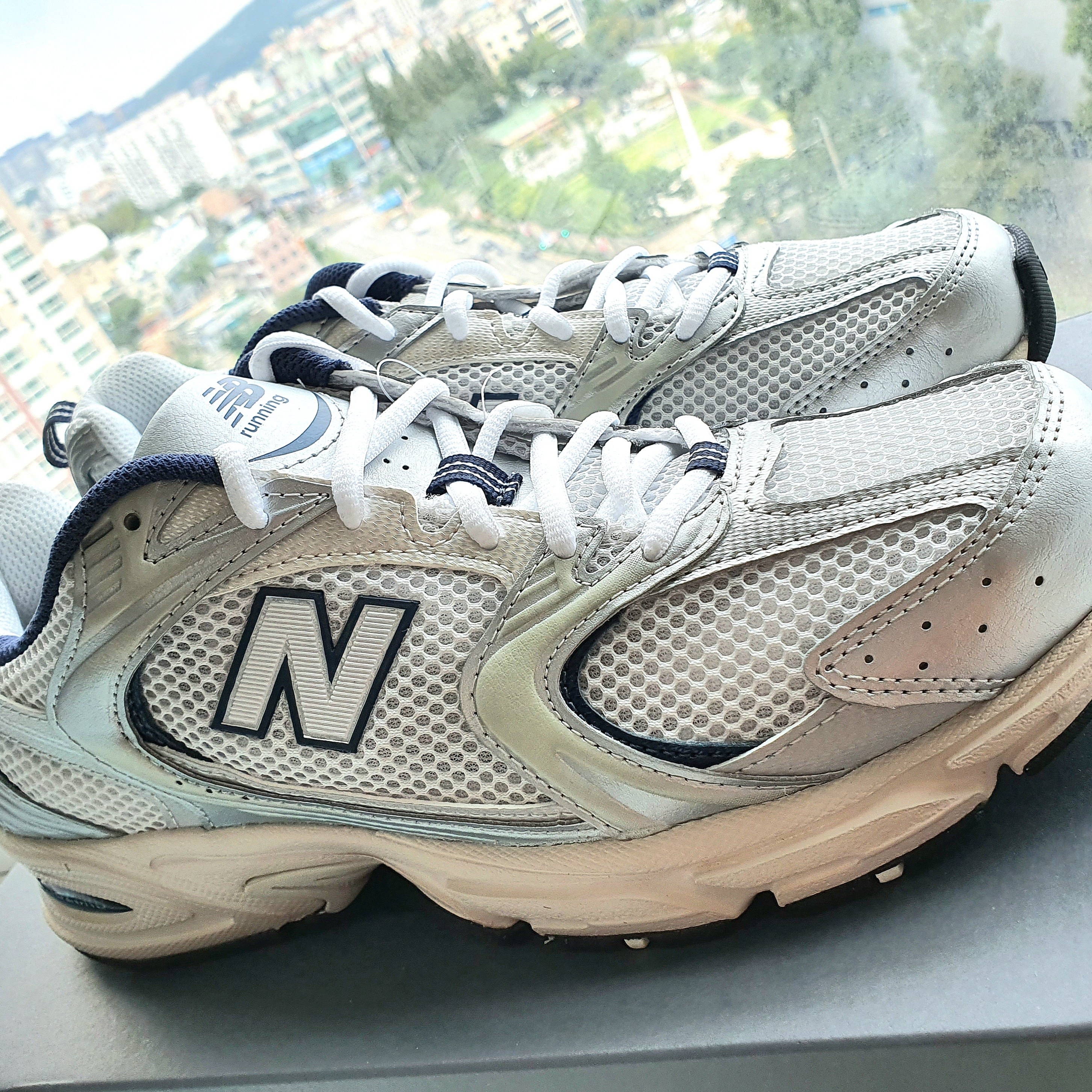 New Balance 530 Steel Grey, New Balance 530 White Indigo Blue 착용 스타일 - 1
