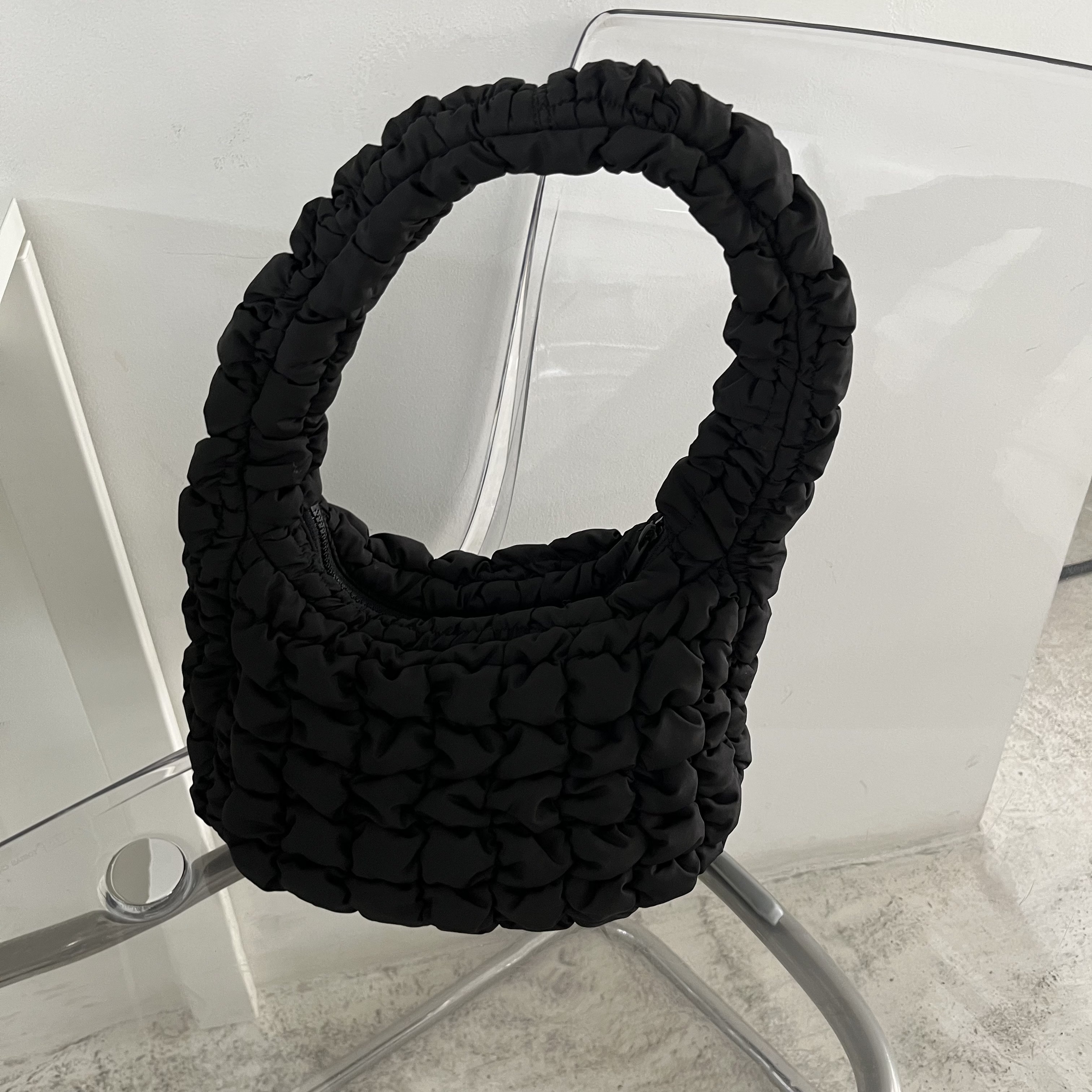 COS Quilted Mini Bag Black 착용 스타일 - 1