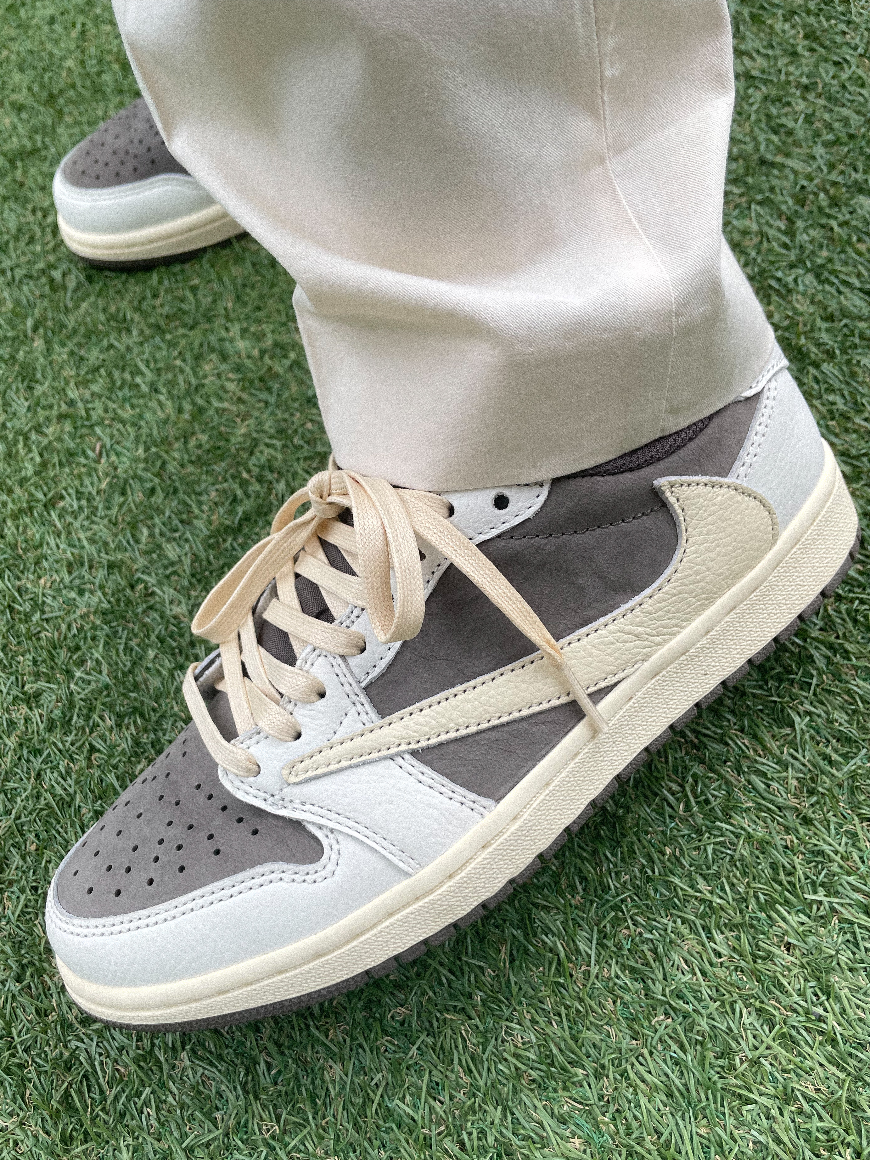 Jordan 1 x Travis Scott Retro Low OG SP Sail and Ridgerock 착용 스타일 - 2