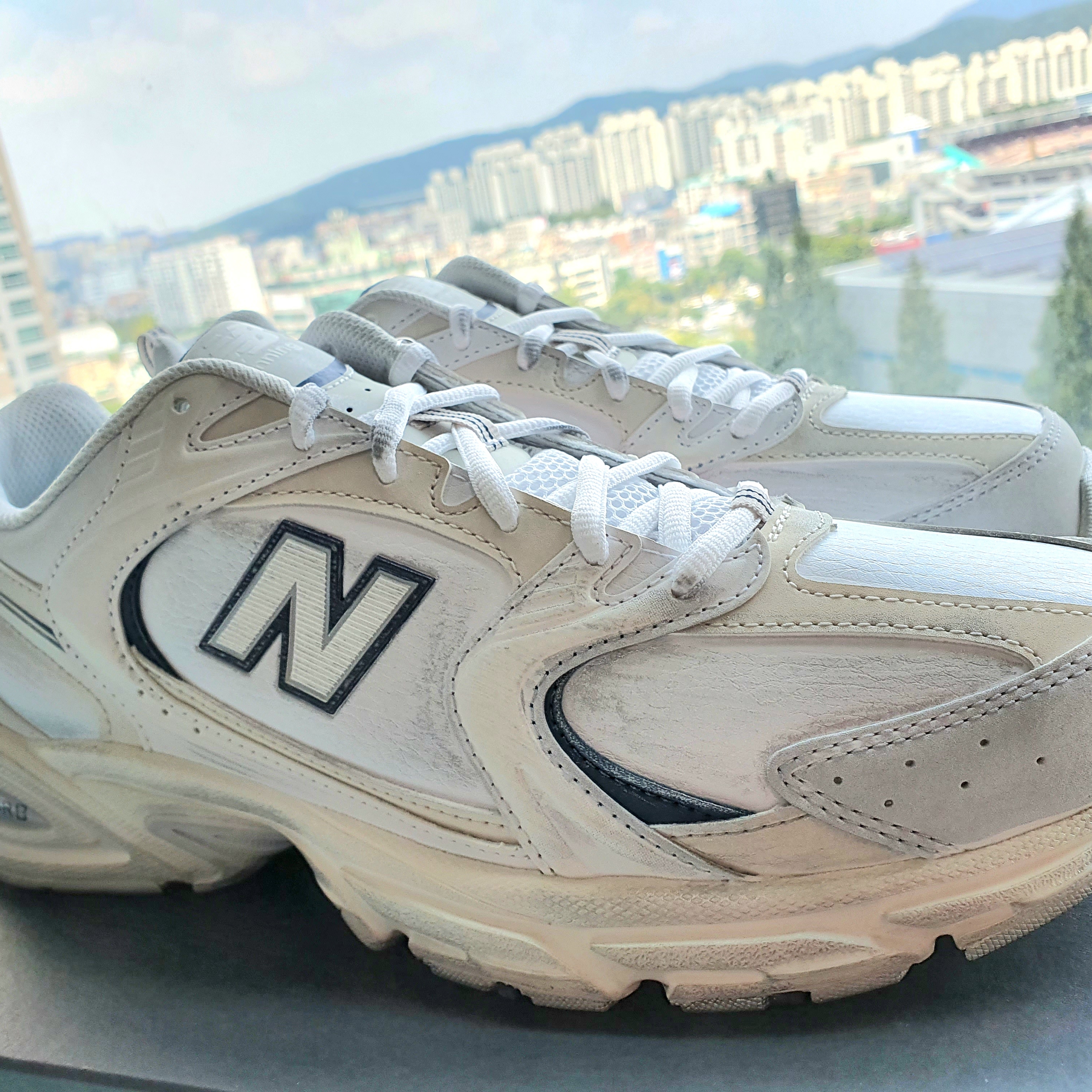 New Balance 530 Steel Grey, New Balance 530 White Indigo Blue 착용 스타일 - 2