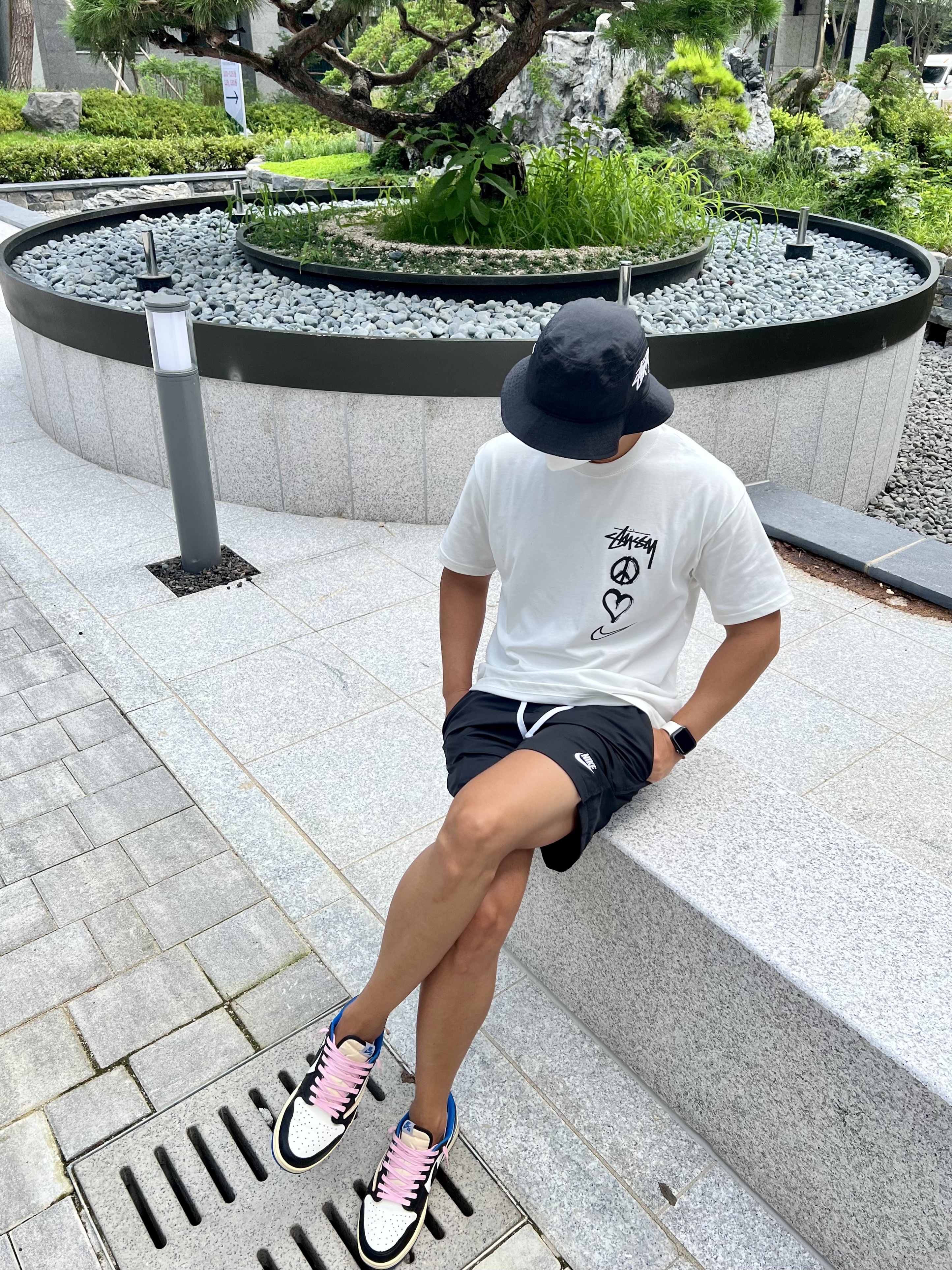 Jordan 1 x Travis Scott x Fragment Retro Low OG SP Military Blue, Nike x Stussy NRG RA T-Shirt Summit White (DM4942-121) 착용 스타일