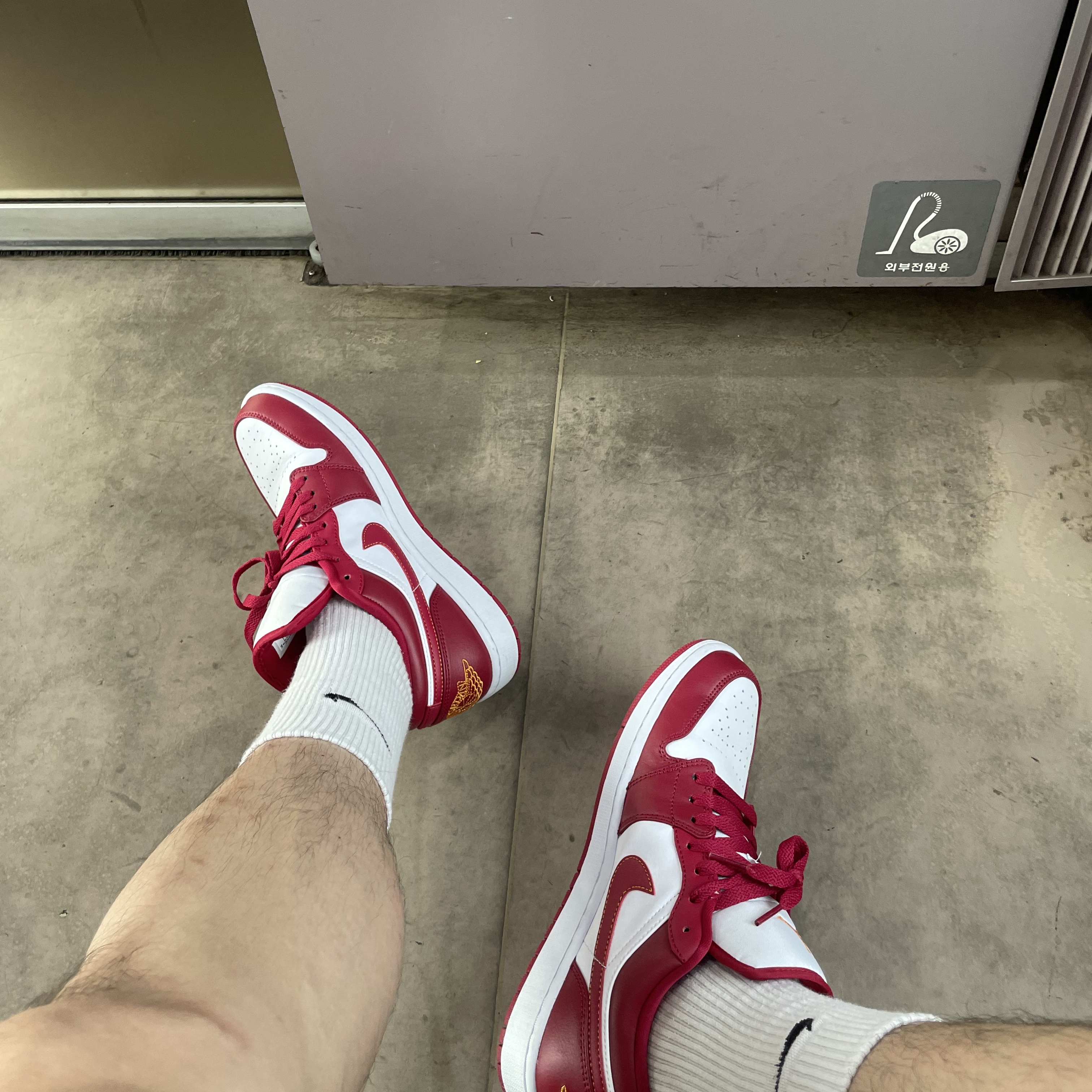 Jordan 1 Low Cardinal Red 착용 스타일 - 1