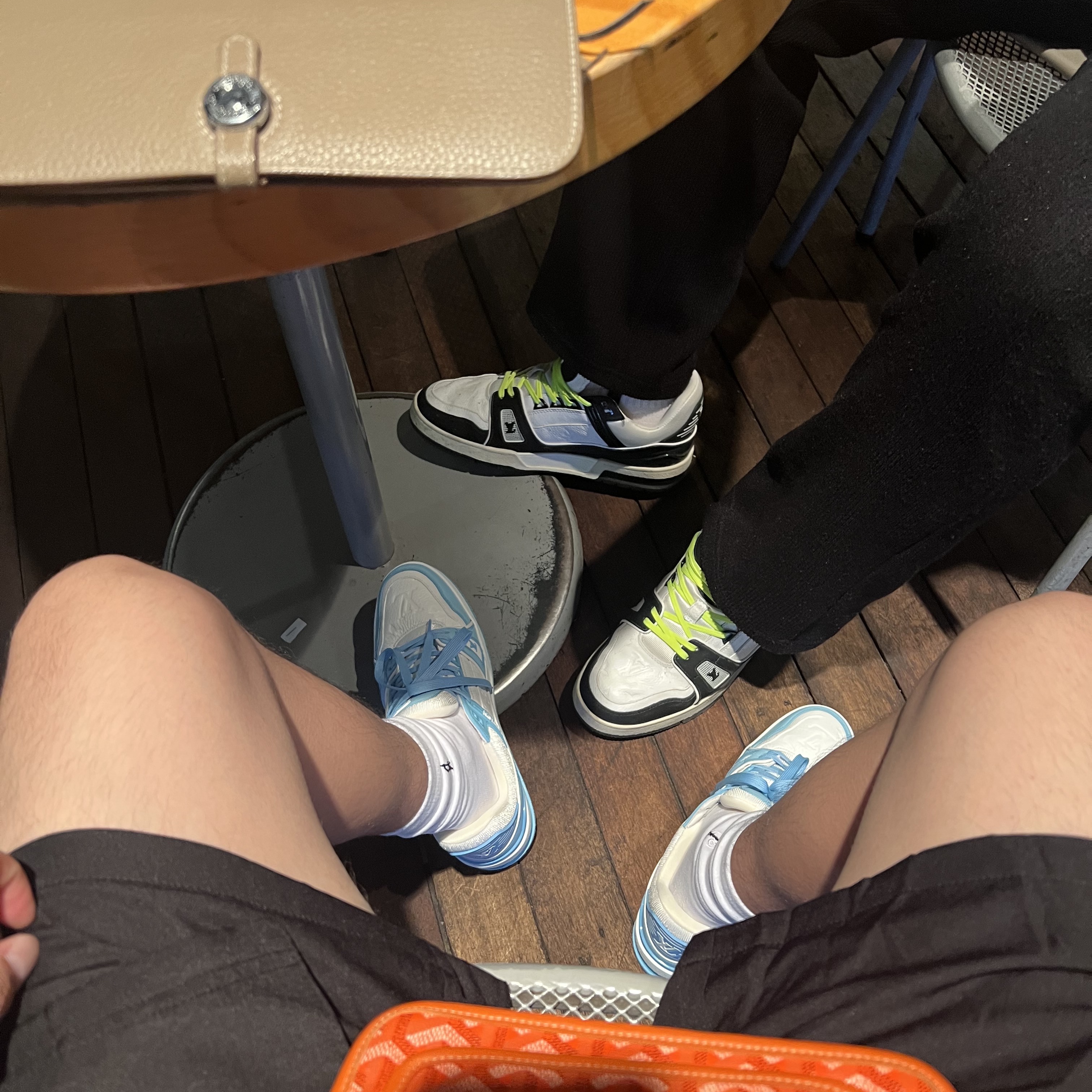 Louis Vuitton LV Trainer Sneakers Bleu Ciel, Goyard Plumet Pocket Wallet Orange 착용 스타일 - 3