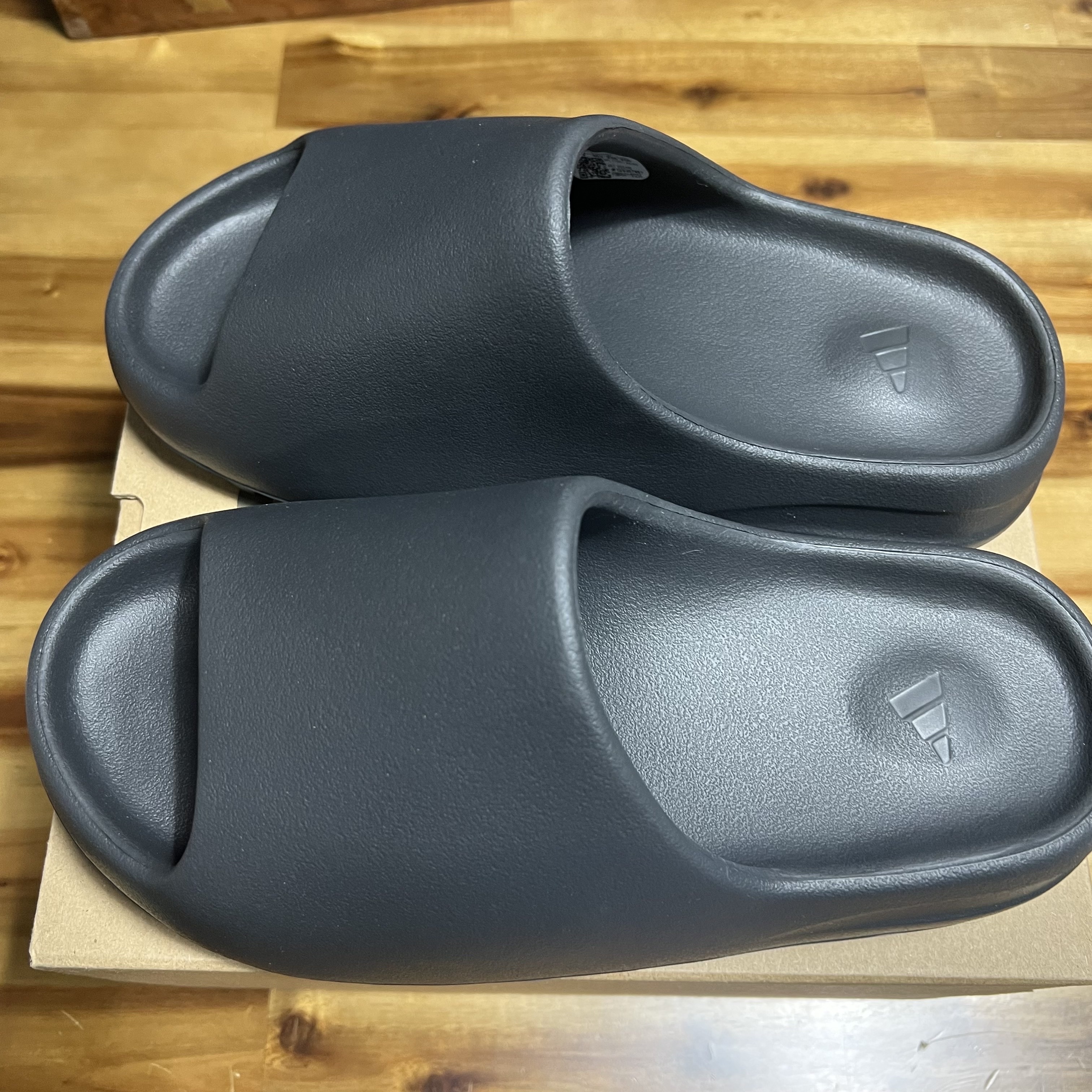 Adidas Yeezy Slide Onyx 착용 스타일