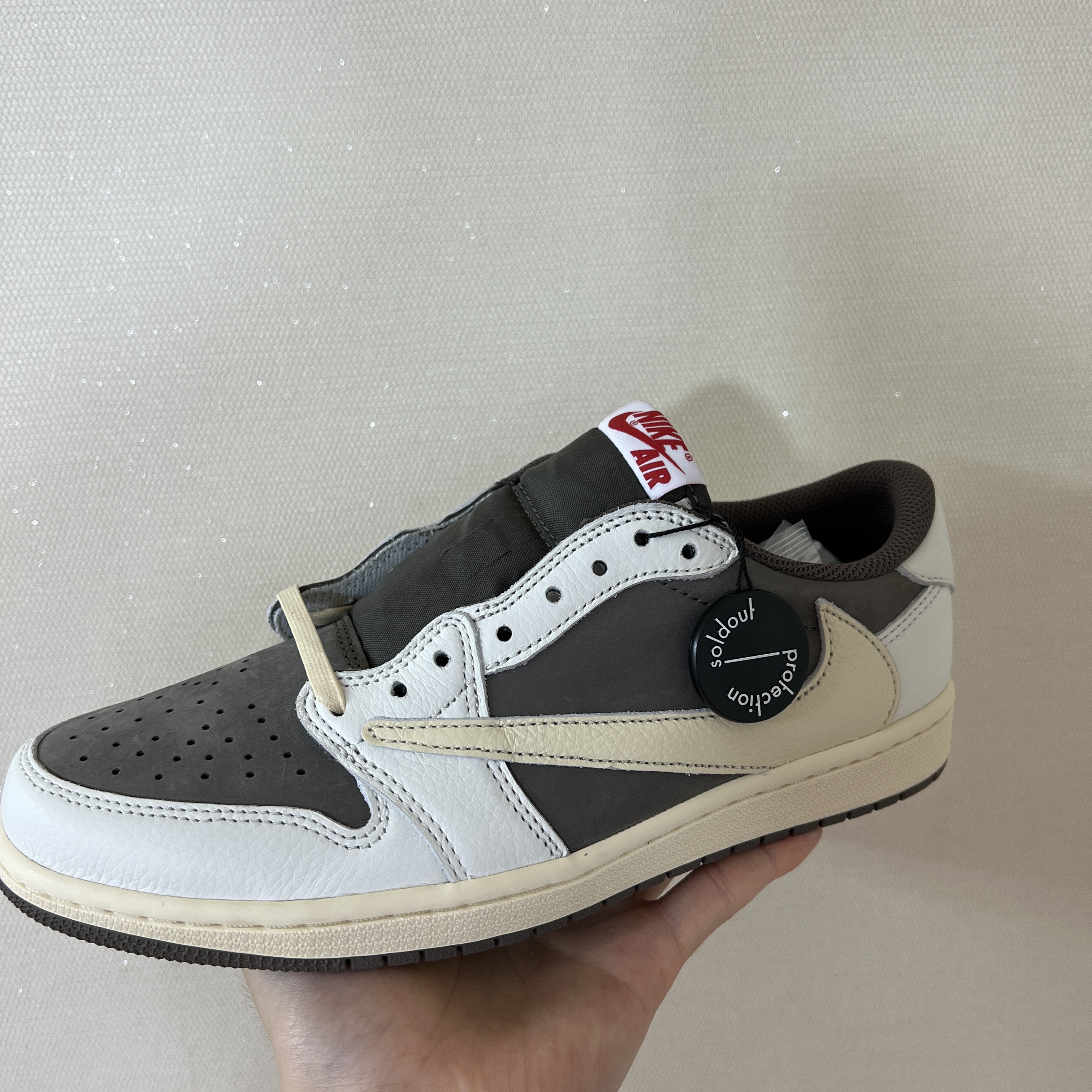 Jordan 1 x Travis Scott Retro Low OG SP Sail and Ridgerock, Nike SB Dunk Low Pro Chicago 착용 스타일 - 1