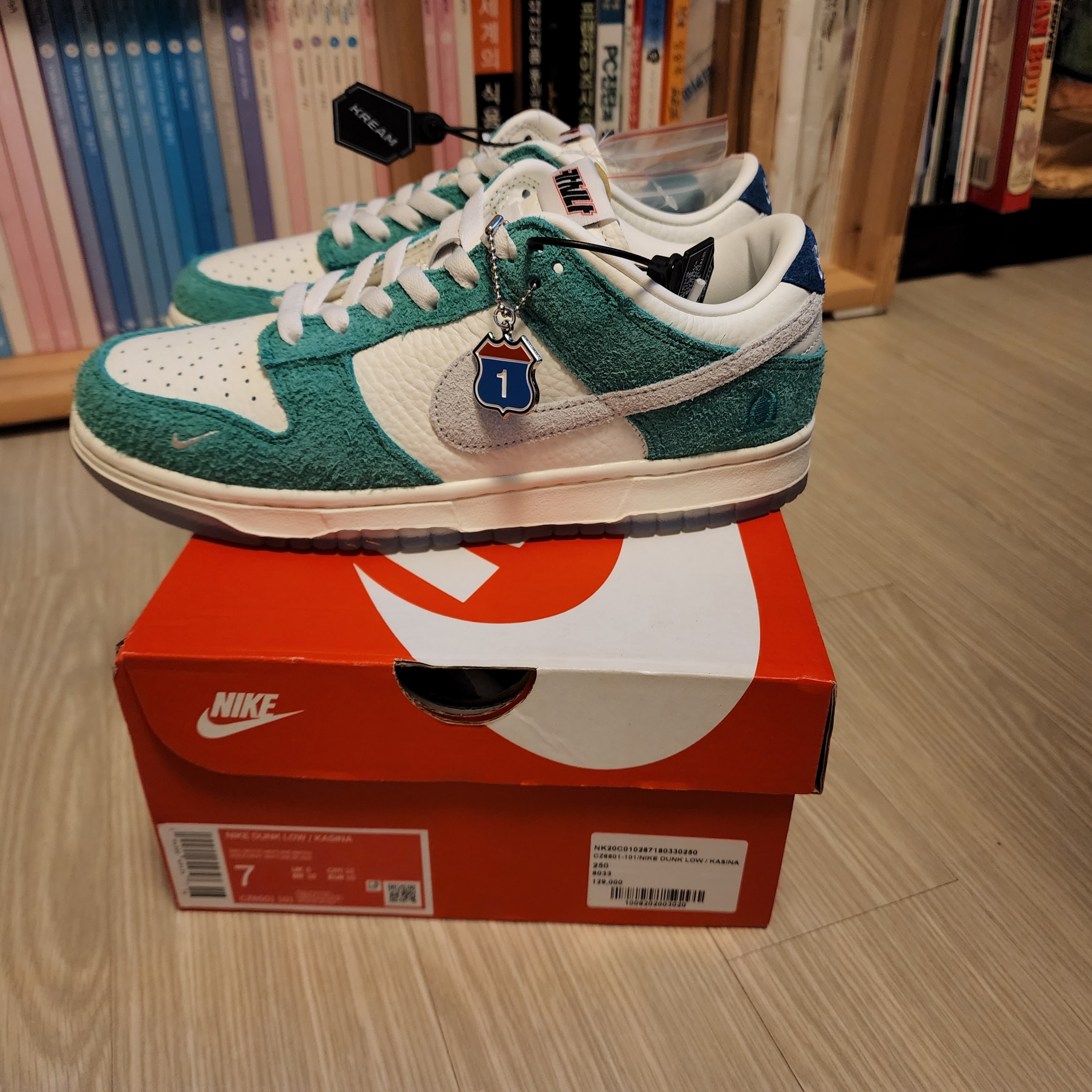 Nike x Kasina Dunk Low Road Sign - Kasina Exclusive, Jordan Flight Artist Series By Jacob Rochester Fleece Shorts Sail - Asia 착용 스타일 - 2