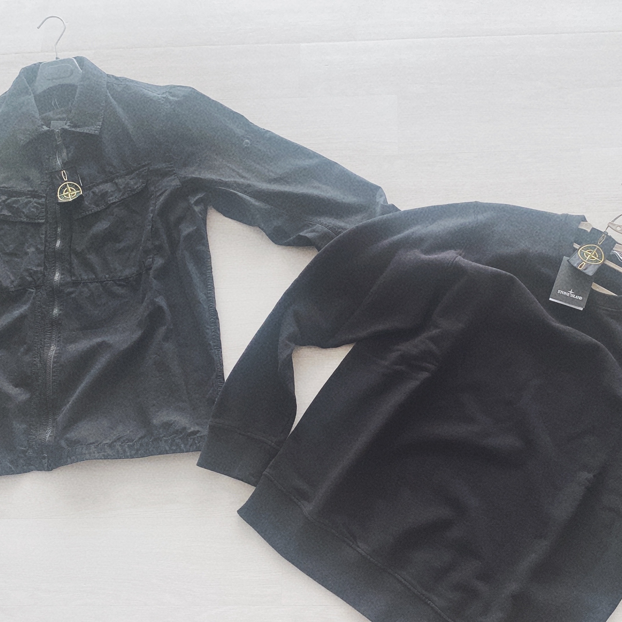 Stone Island 63020 Crewneck Sweatshirt Black - 22FW, Stone Island 101WN Brushed Cotton Canvas T.CO+OLD Overshirt Black - 22FW 착용 스타일
