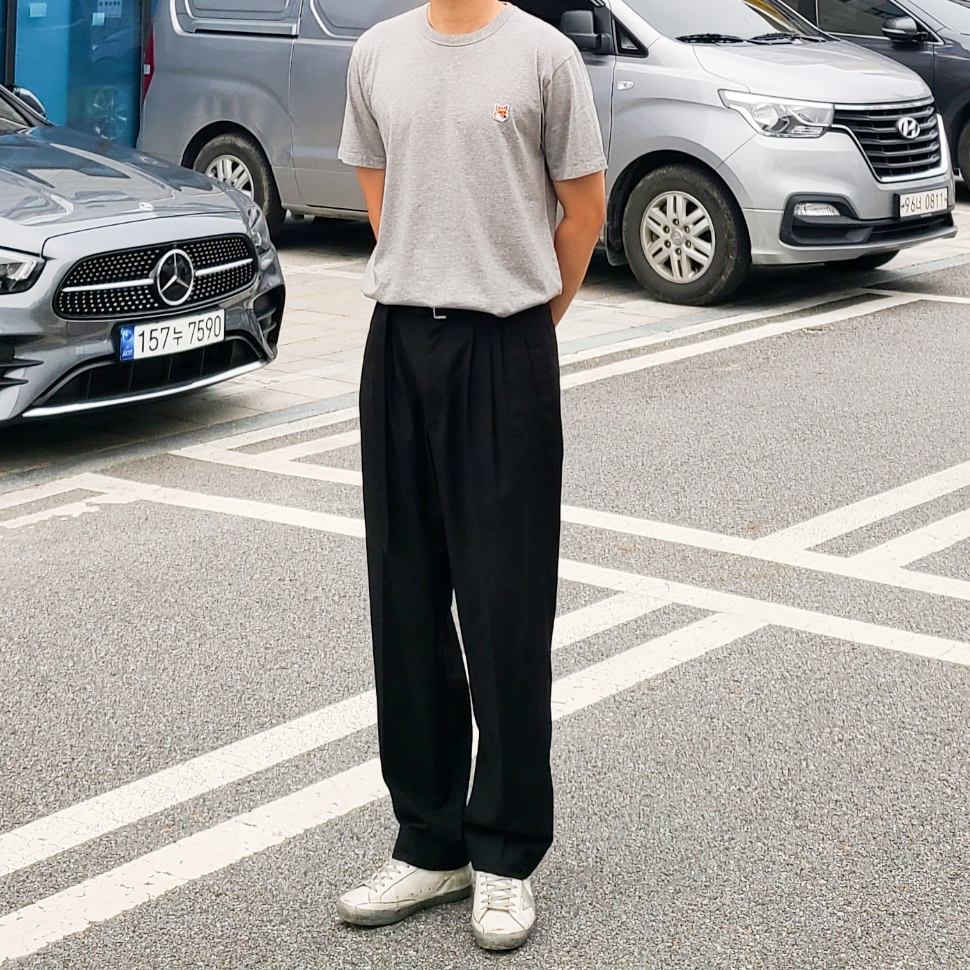 Maison Kitsune Fox Head Patch Classic T-Shirt Grey Melange, Golden Goose Superstar White Silver Heel Tab Sneakers 착용 스타일