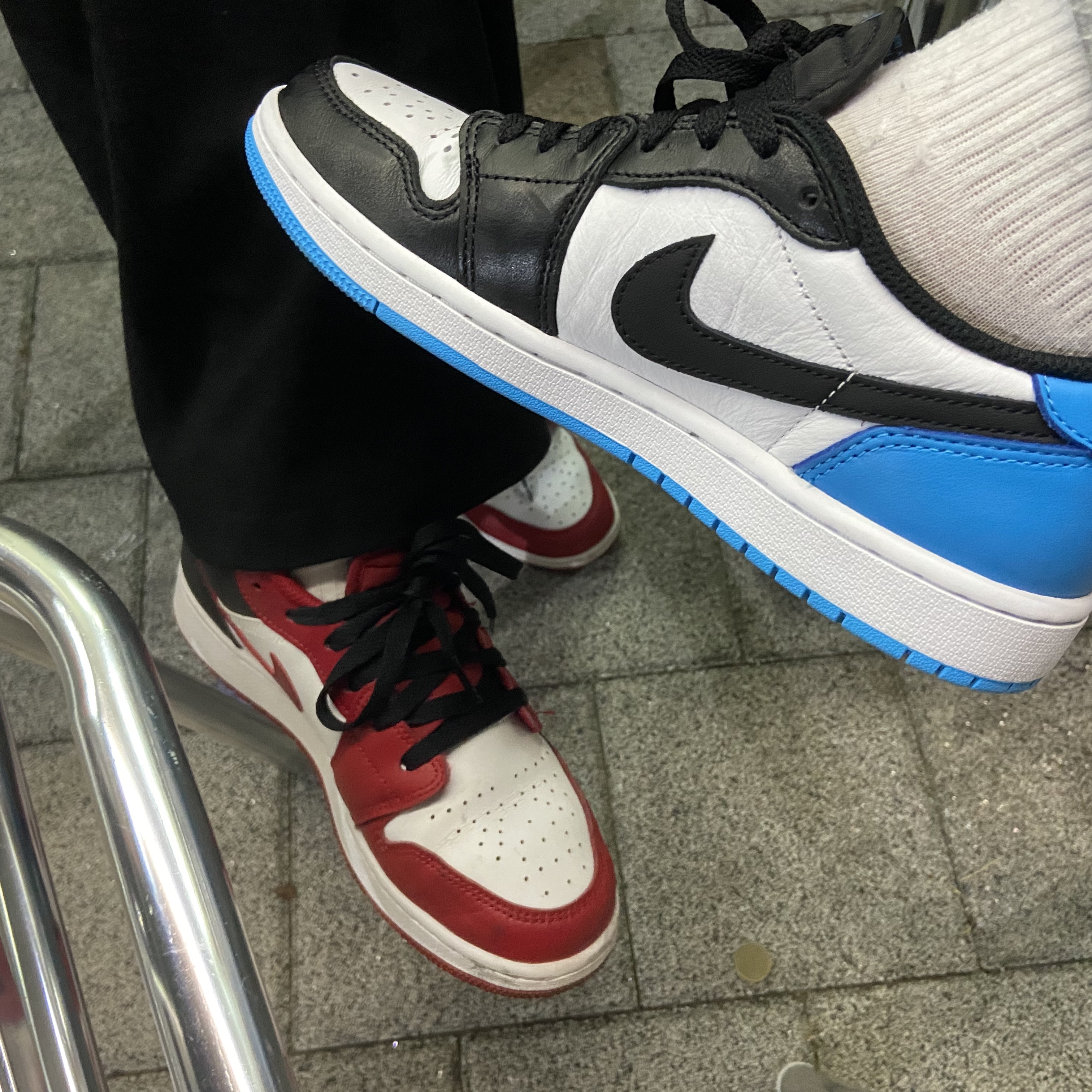 Jordan 1 Low Bred Toe, Jordan 1 Retro Low OG Black and Dark Powder Blue 착용 스타일