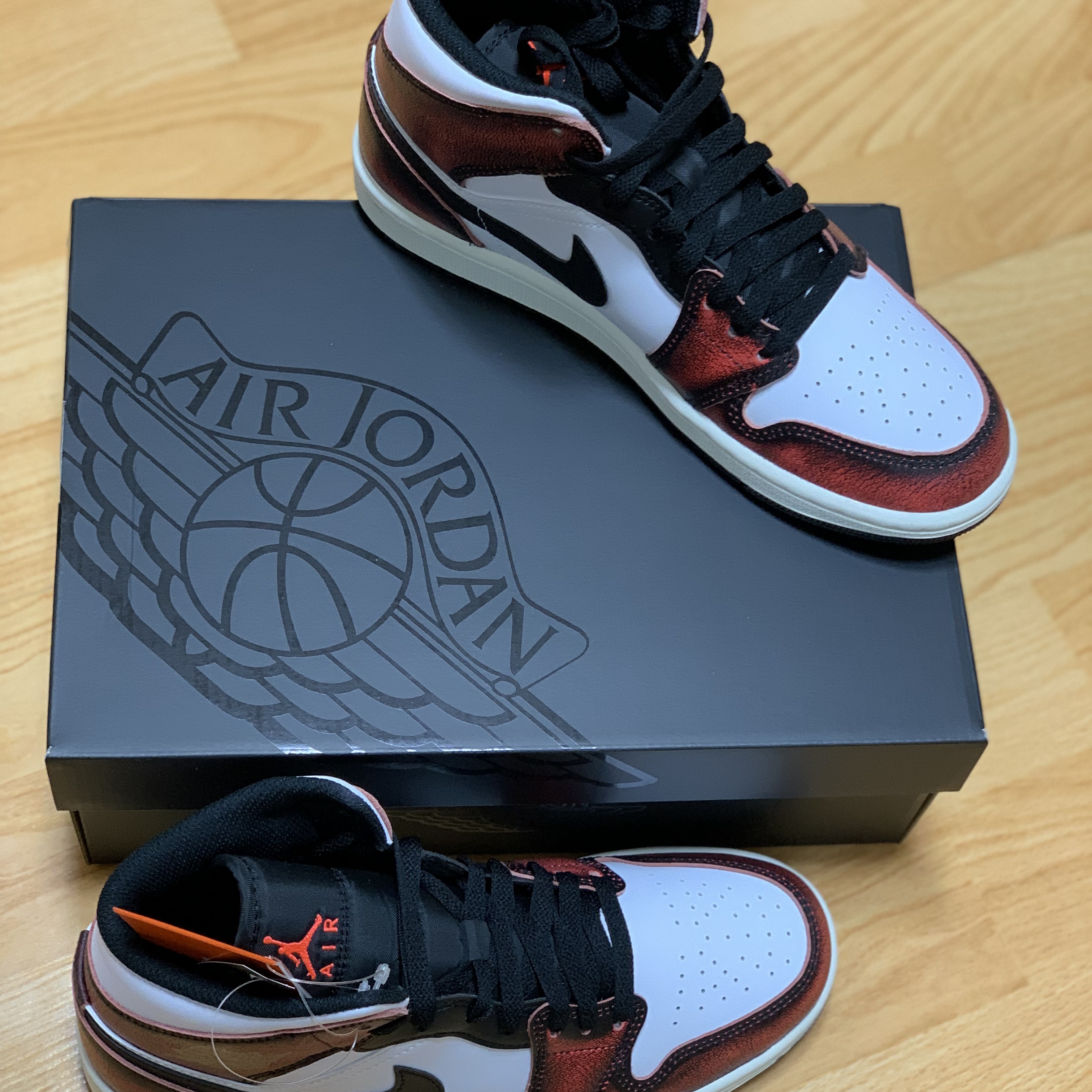 Jordan 1 Mid SE Infrared 23 착용 스타일 - 1