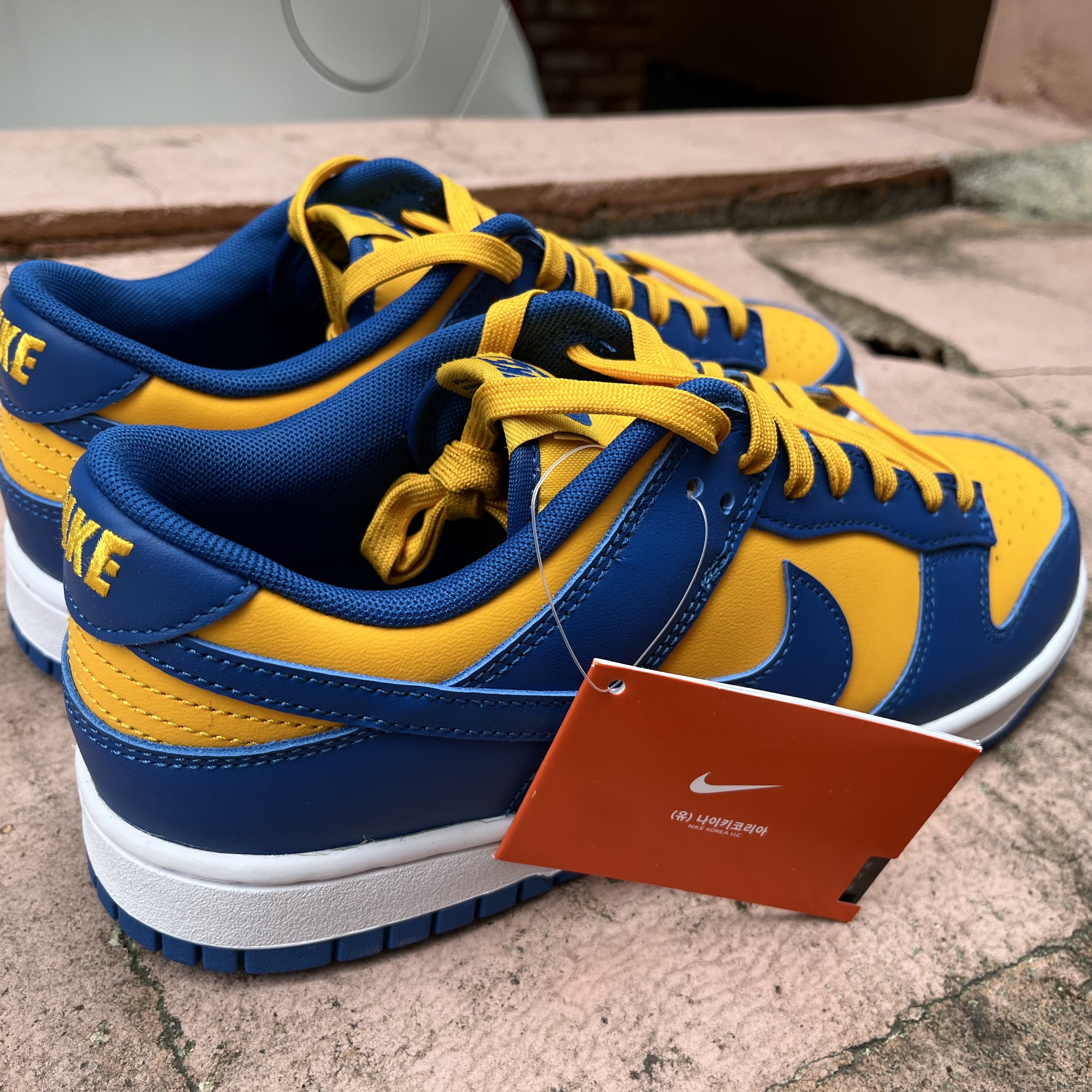 Nike Dunk Low Retro Blue Jay and University Gold 착용 스타일 - 4