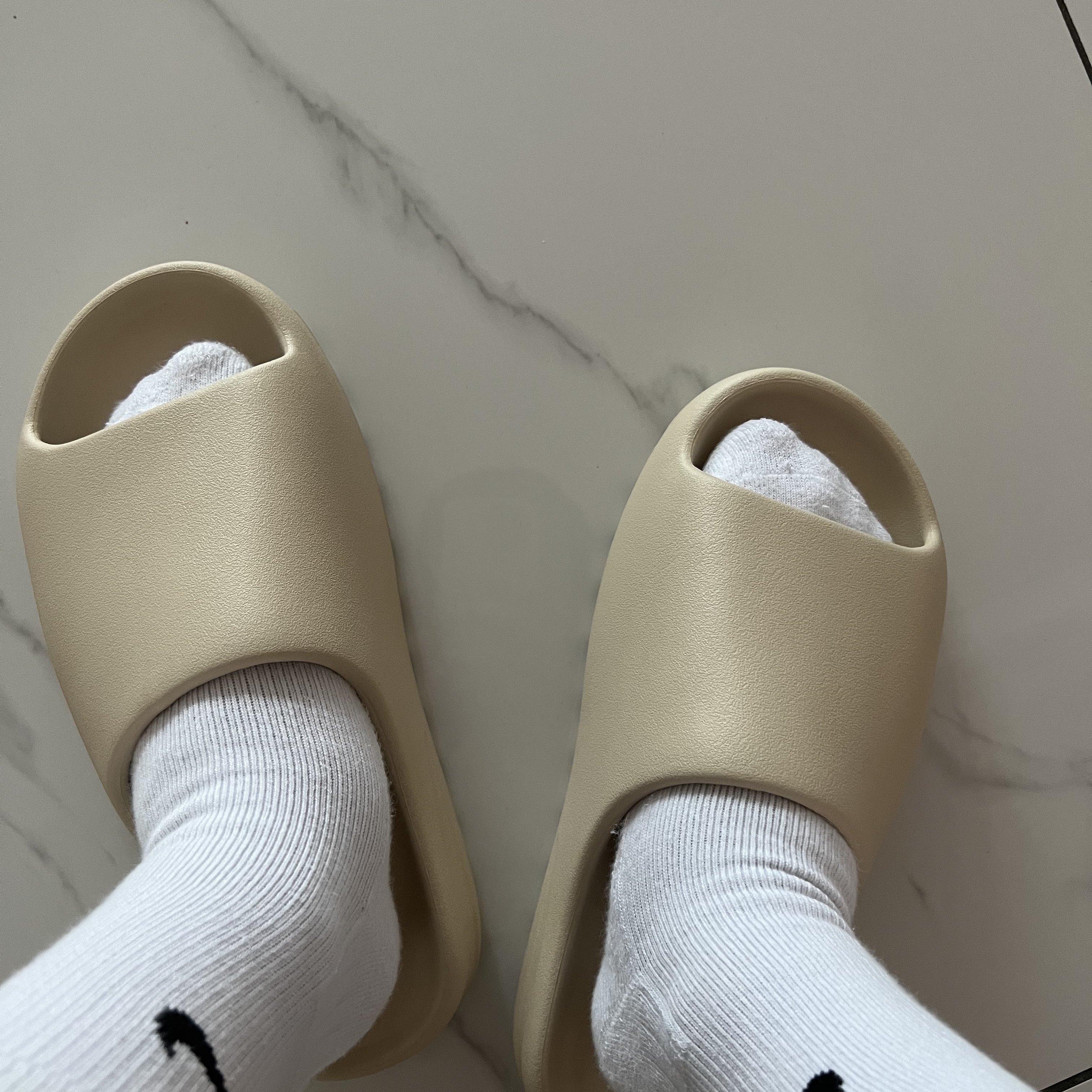Adidas Yeezy Slide Bone 2022/2023 착용 스타일