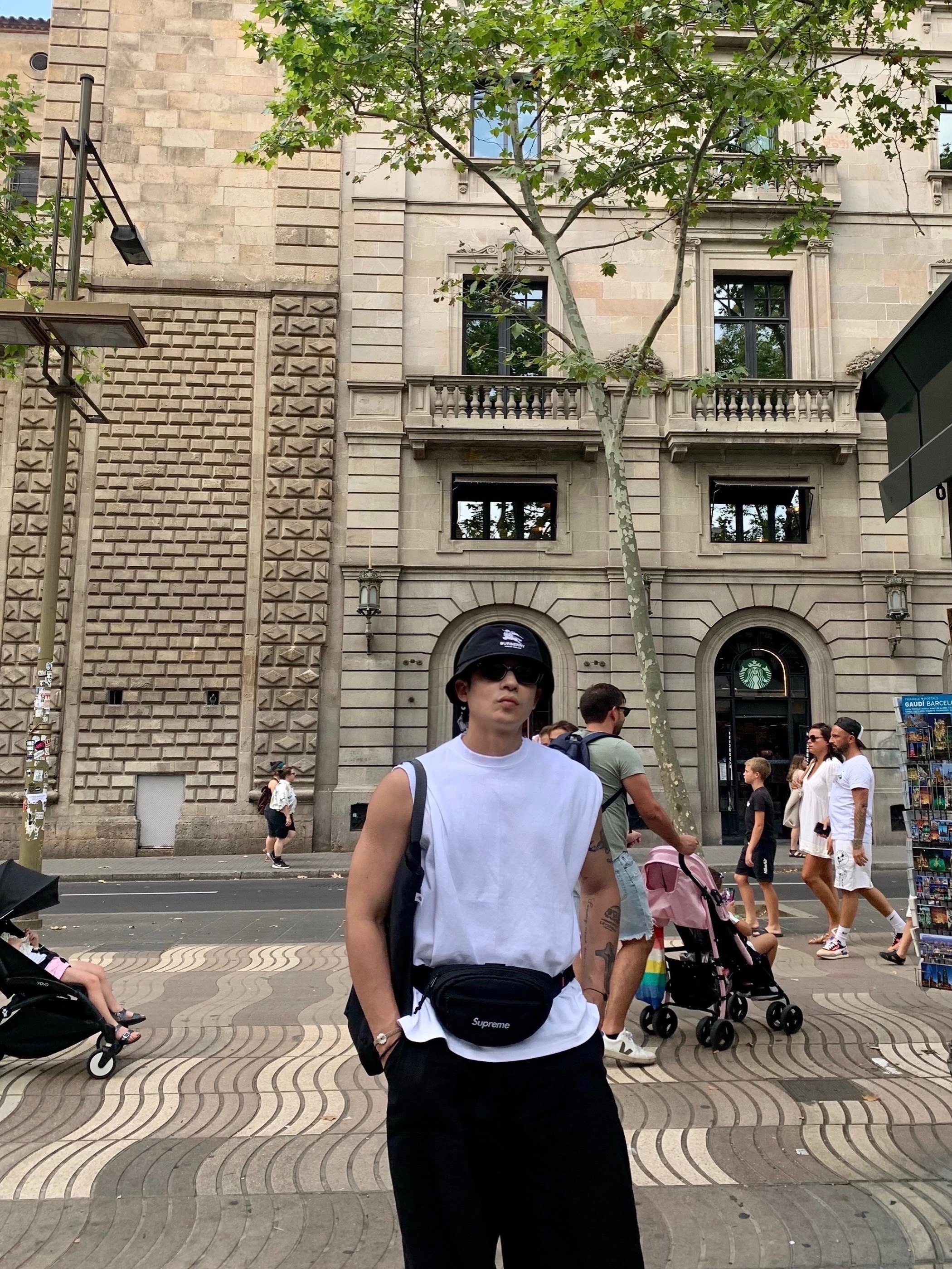 Supreme x Burberry Crusher Black - 22SS, Supreme Waist Bag Black - 18FW 착용 스타일 - 2