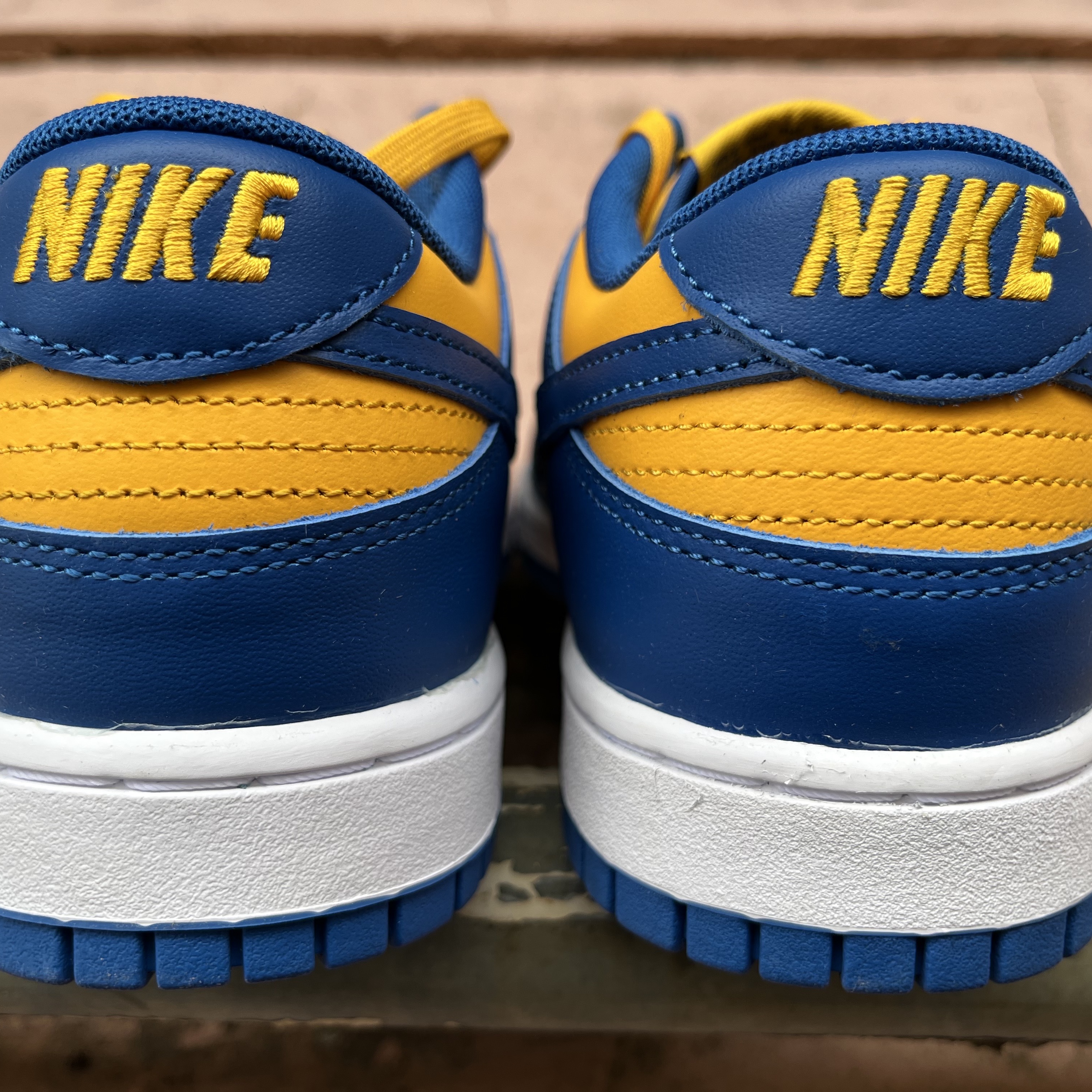 Nike Dunk Low Retro Blue Jay and University Gold 착용 스타일 - 3