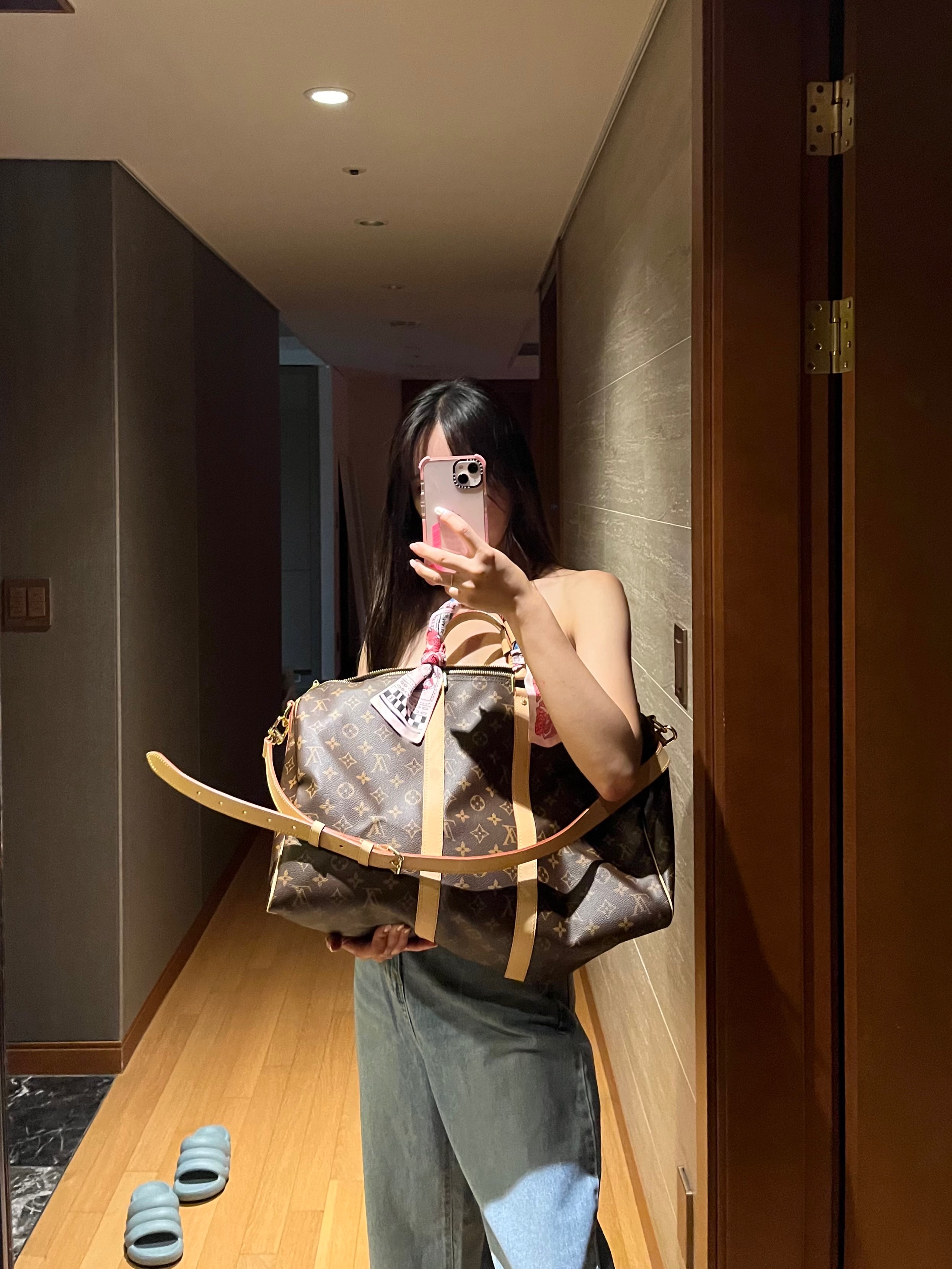 Louis Vuitton Keepall Bandouliere 55 Monogram Macassar, New Balance x Taw&Toe Flip Flop Ivory 착용 스타일 - 1