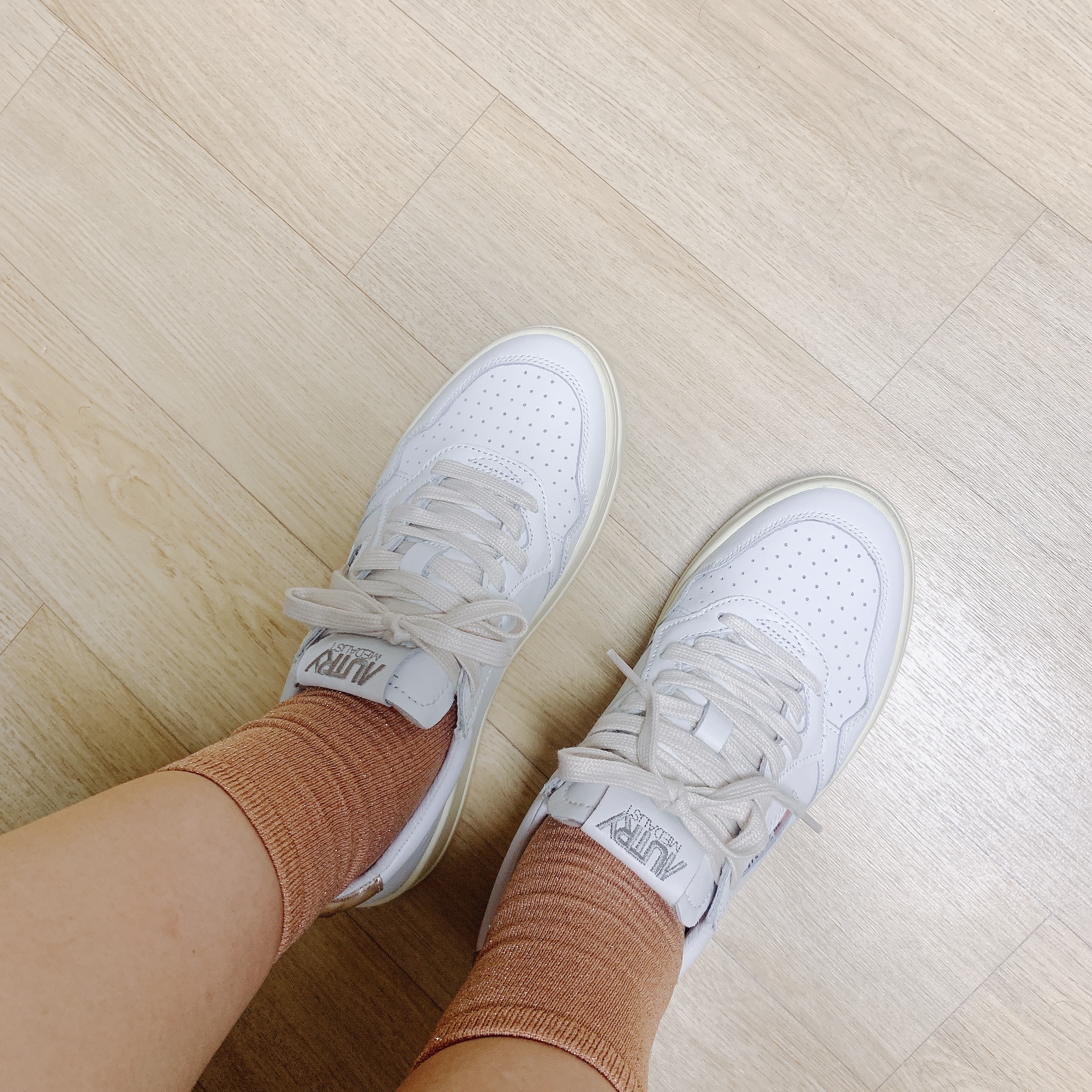 (W) Autry Medalist Low Leather Sneakers White Gold 착용 스타일