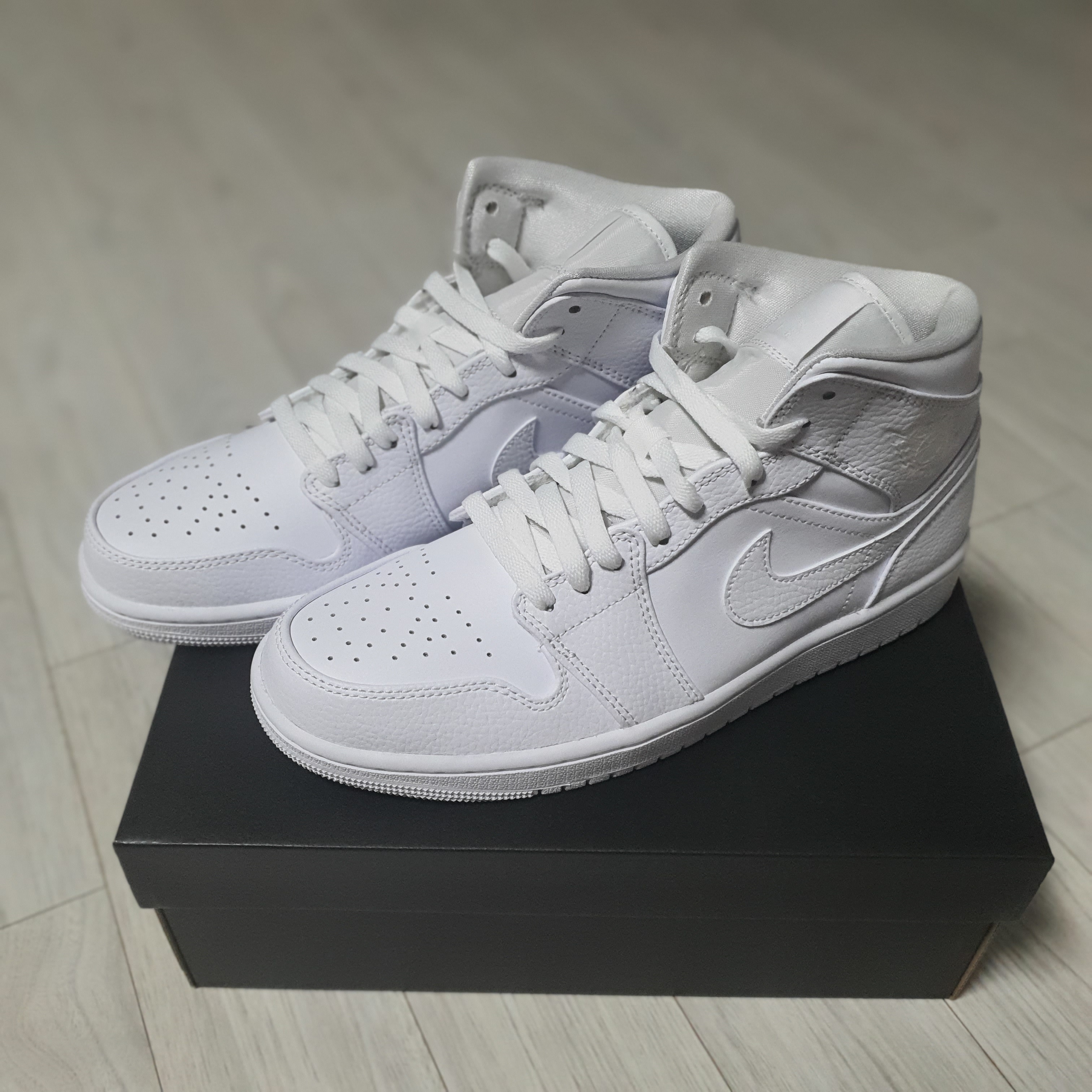 Jordan 1 Mid Triple White 착용 스타일