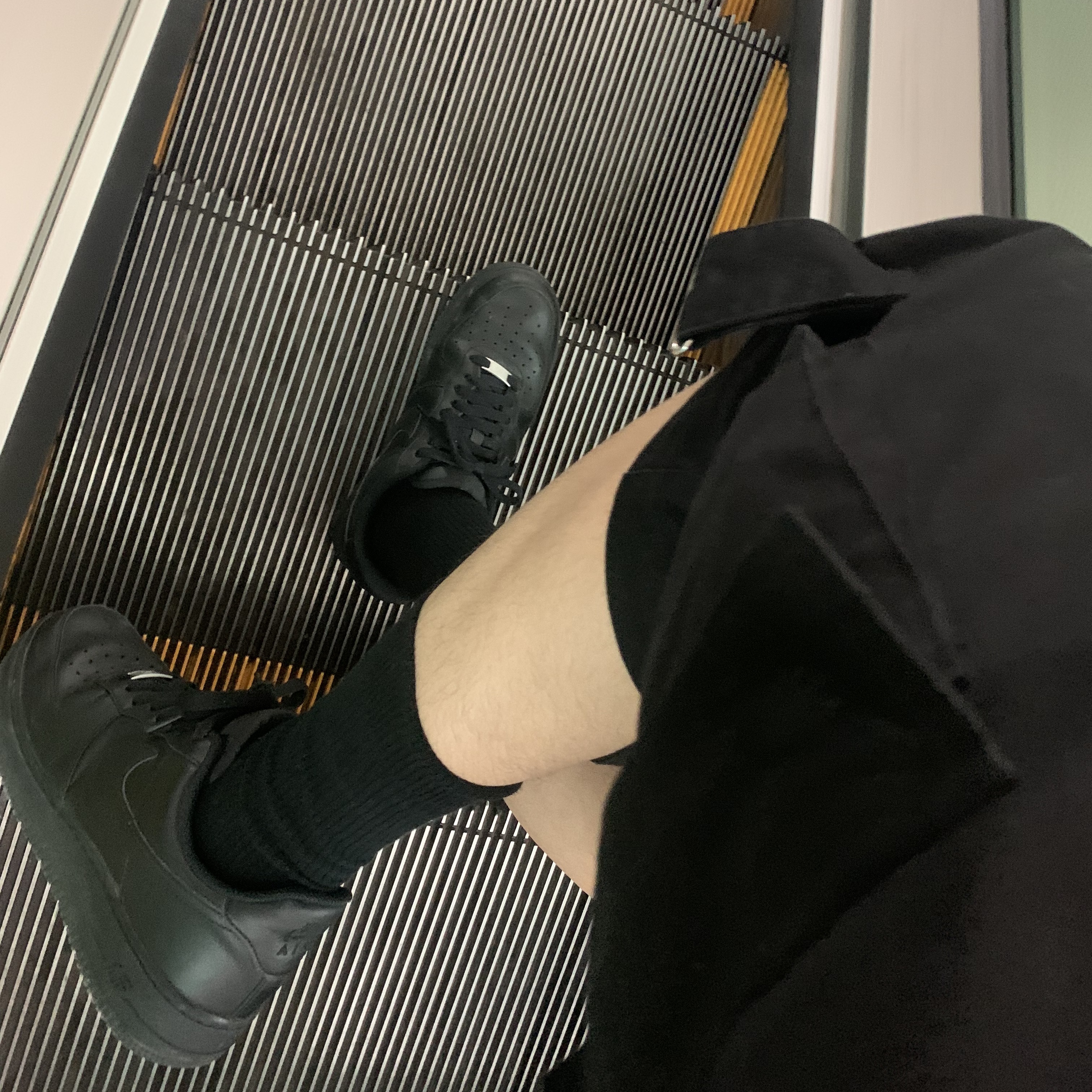 Nike Air Force 1 '07 Low Triple Black 착용 스타일
