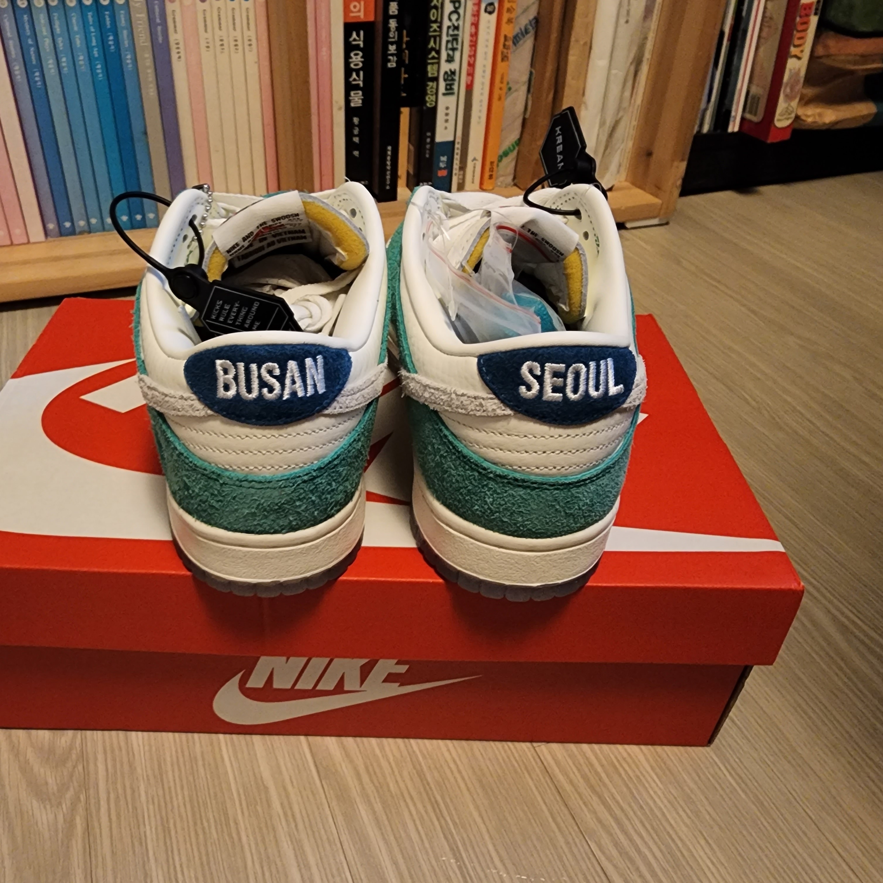 Nike x Kasina Dunk Low Road Sign - Kasina Exclusive, Jordan Flight Artist Series By Jacob Rochester Fleece Shorts Sail - Asia 착용 스타일 - 3