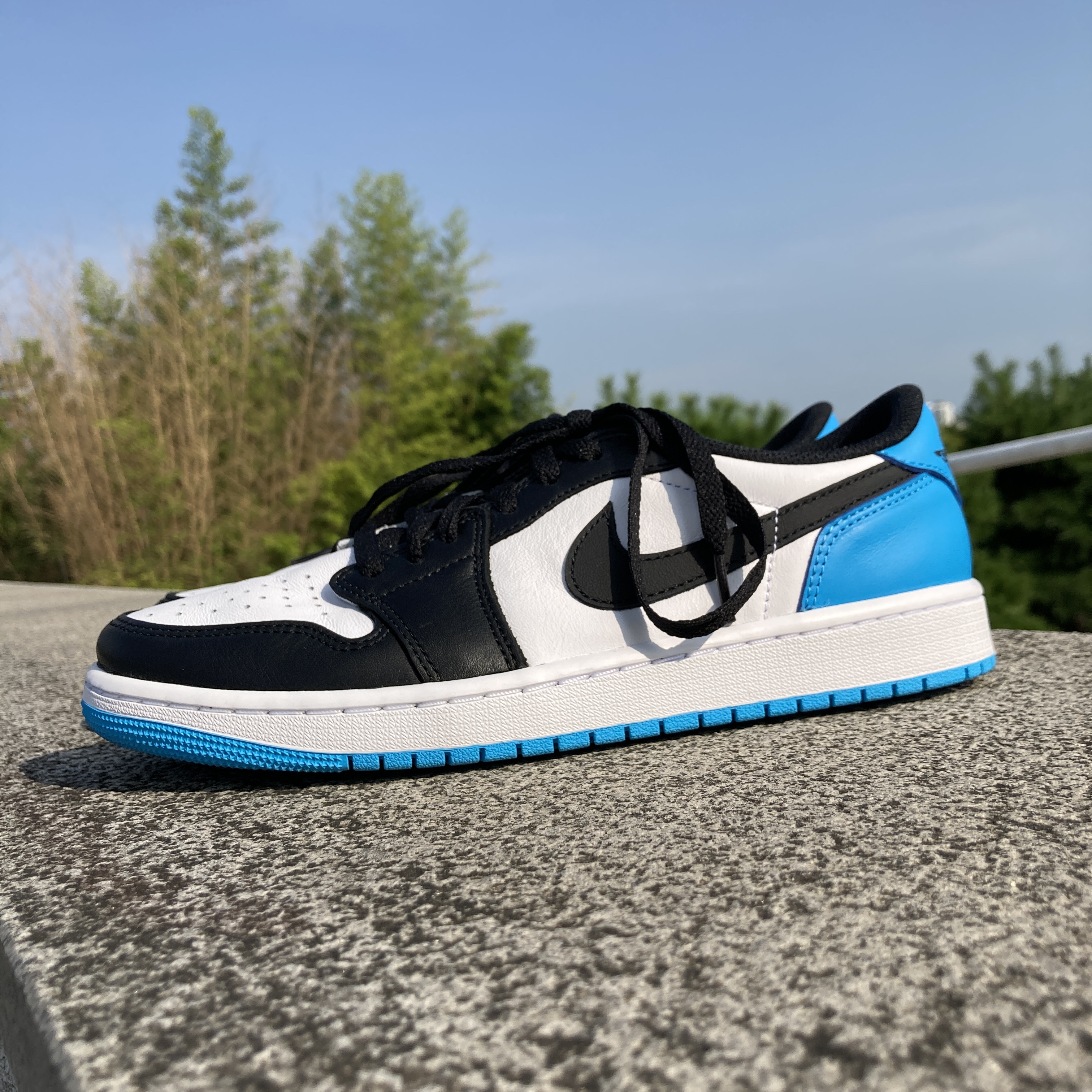 Jordan 1 Retro Low OG Black and Dark Powder Blue 착용 스타일 - 5