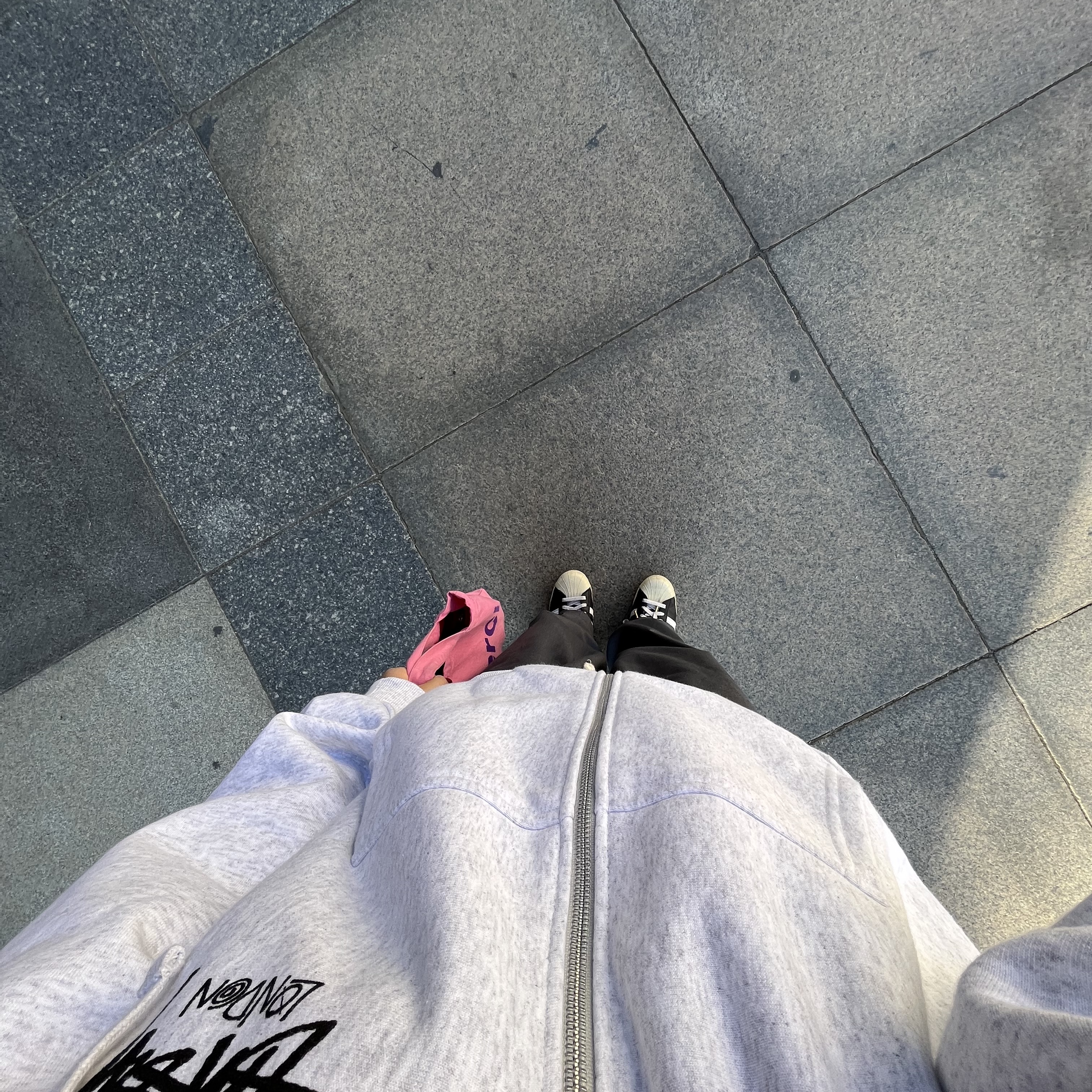 Adidas Superstar Premium Black White, Stussy Stock DSM London Hoodie Ash Heather 2022 착용 스타일 - 3