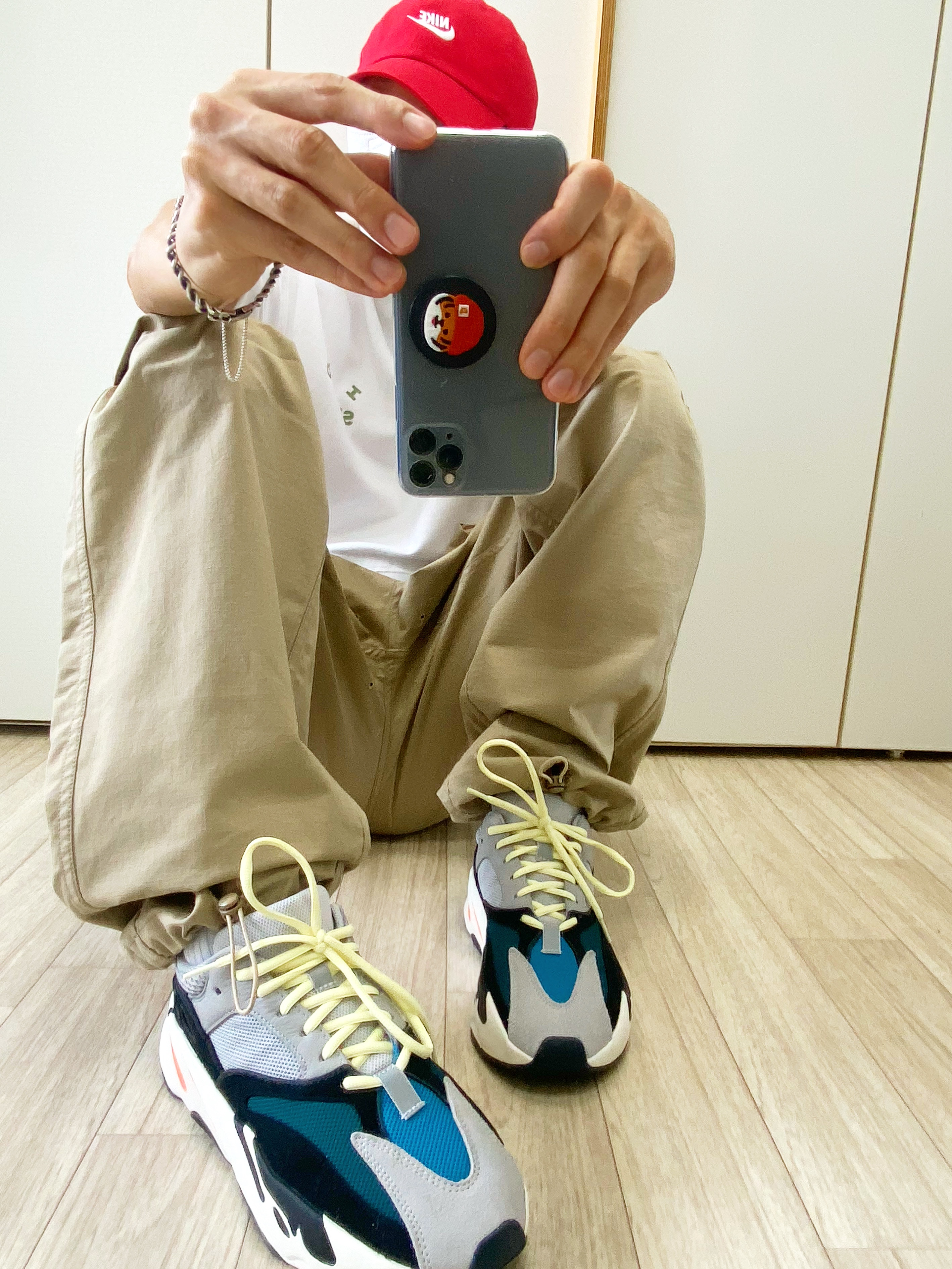 Adidas Yeezy Boost 700 Wave Runner Solid Grey 2021/2022, IAB Studio T-Shirt White Light Green 착용 스타일