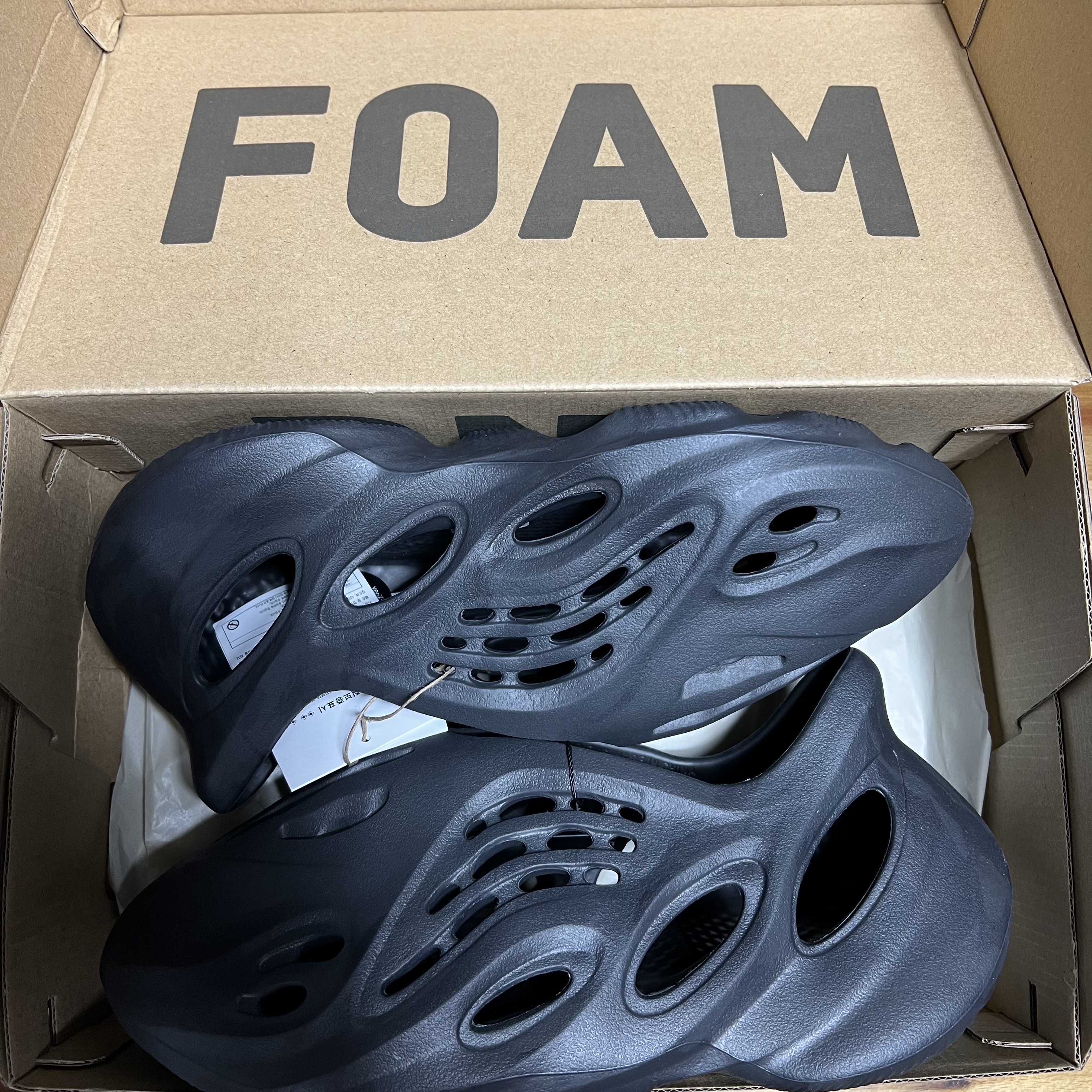 Adidas Yeezy Foam RNNR Onyx 착용 스타일