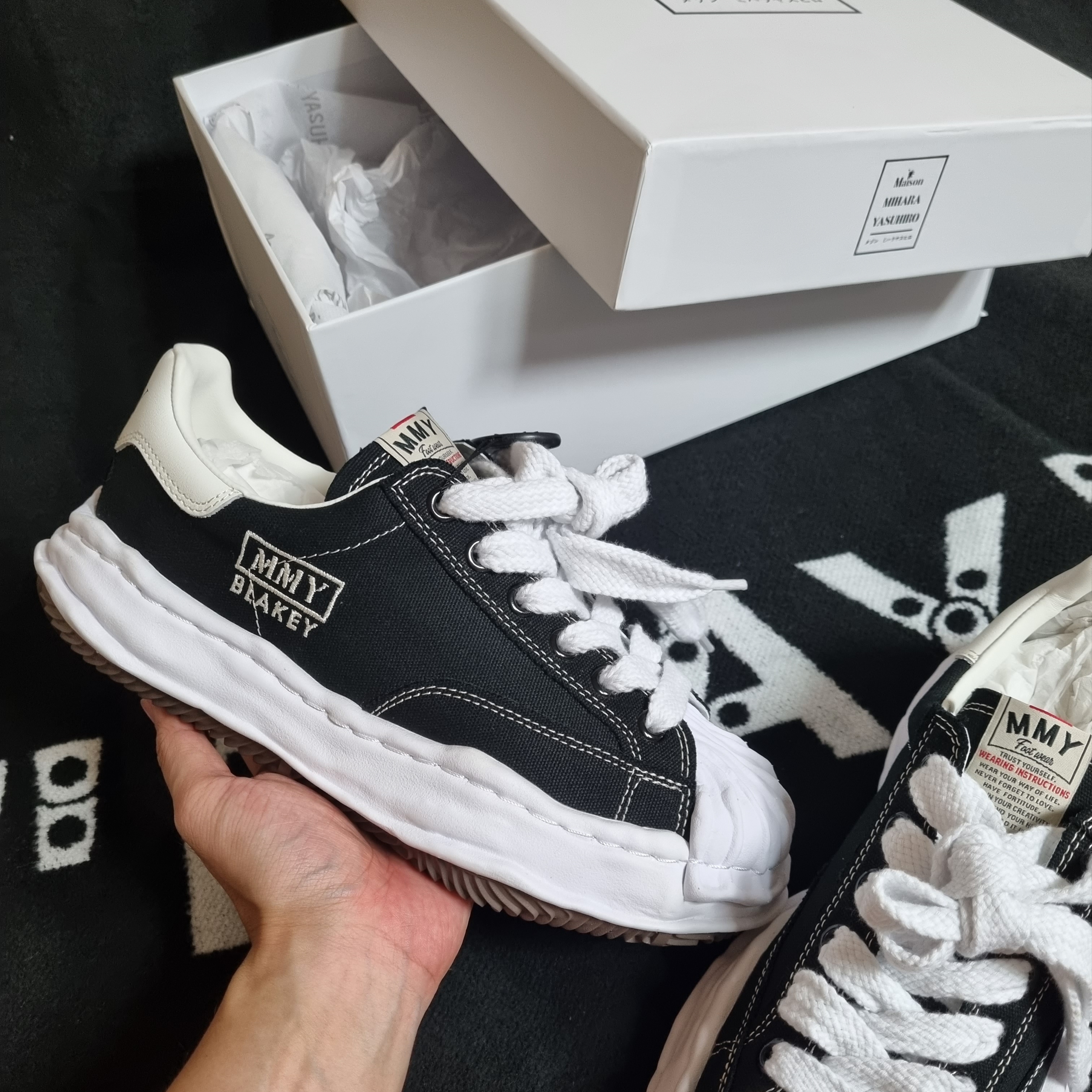 Maison Mihara Yasuhiro Blakey OG Sole Canvas Low-top Sneakers Black White 착용 스타일 - 3