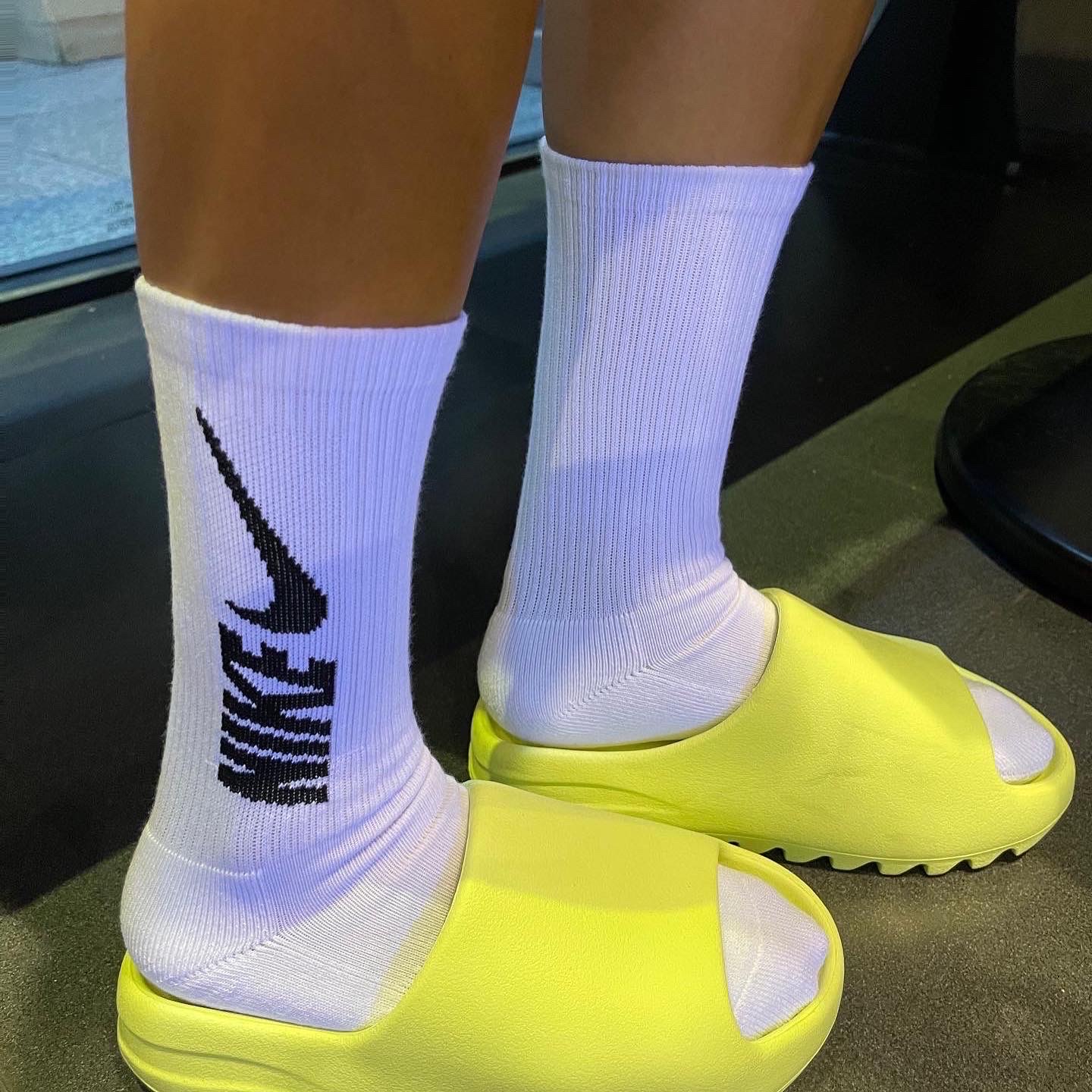 Adidas Yeezy Slide Glow Green 2022/2023 착용 스타일