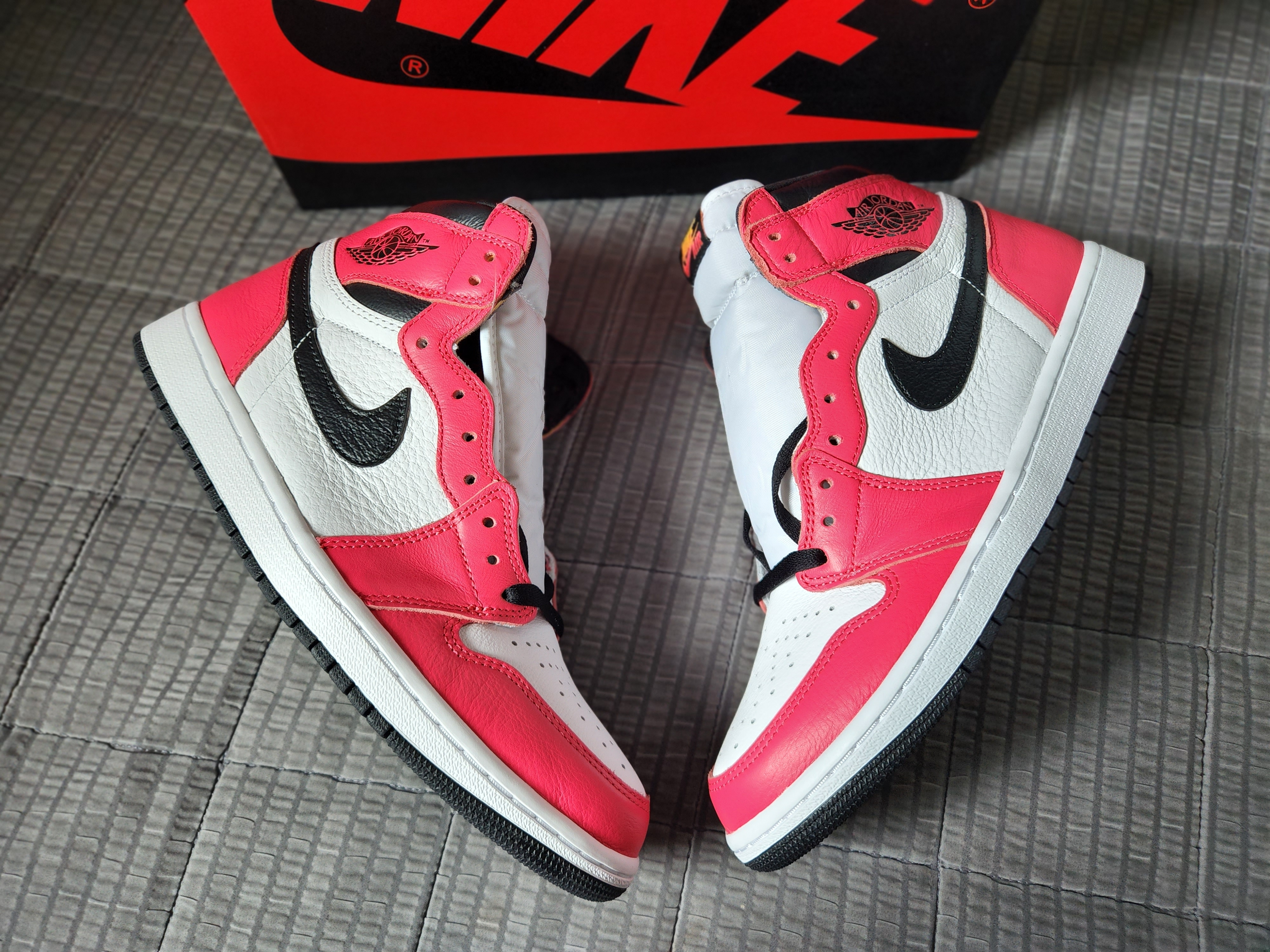 Jordan 1 Retro High OG Light Fusion Red, Jordan 1 Retro High OG Taxi 착용 스타일 - 2