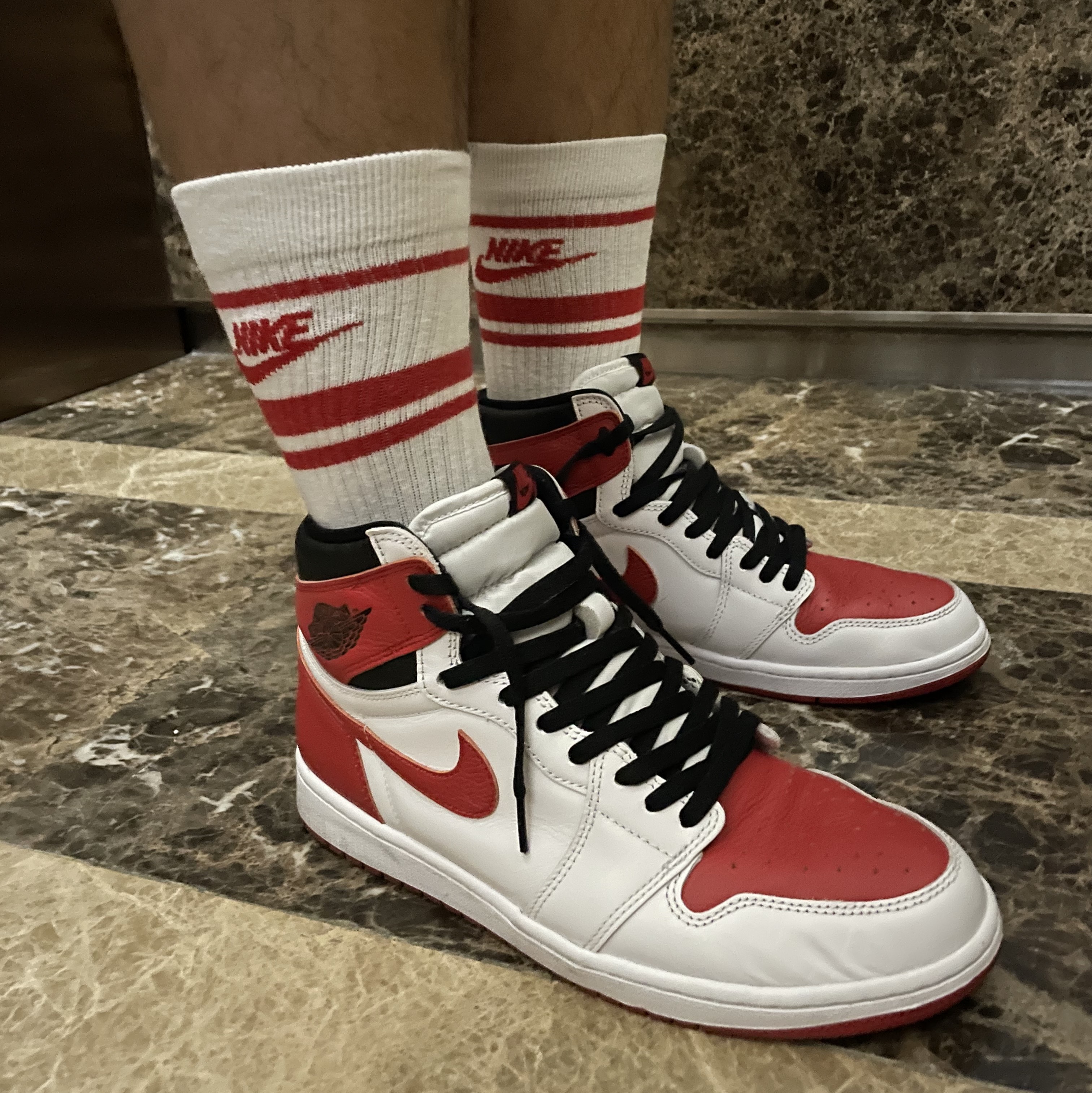 Jordan 1 Retro High OG Heritage, Nike x Stussy Bucket Hat Habanero Red 착용 스타일 - 2