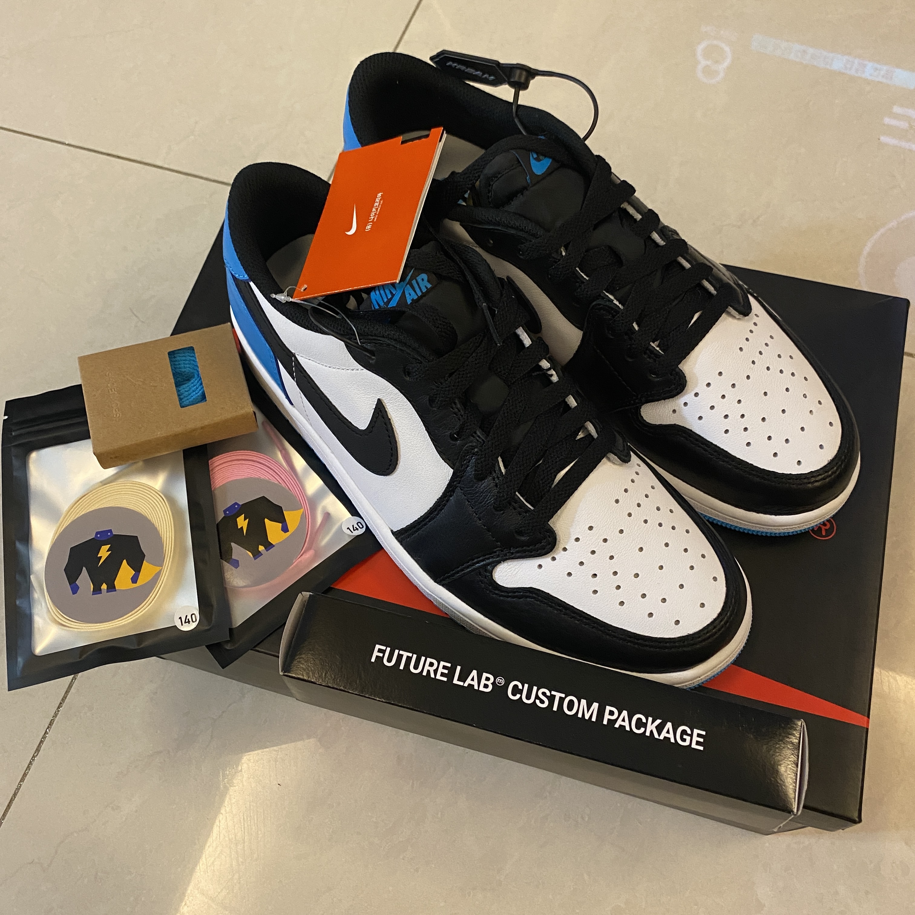 Jordan 1 Retro Low OG Black and Dark Powder Blue 착용 스타일