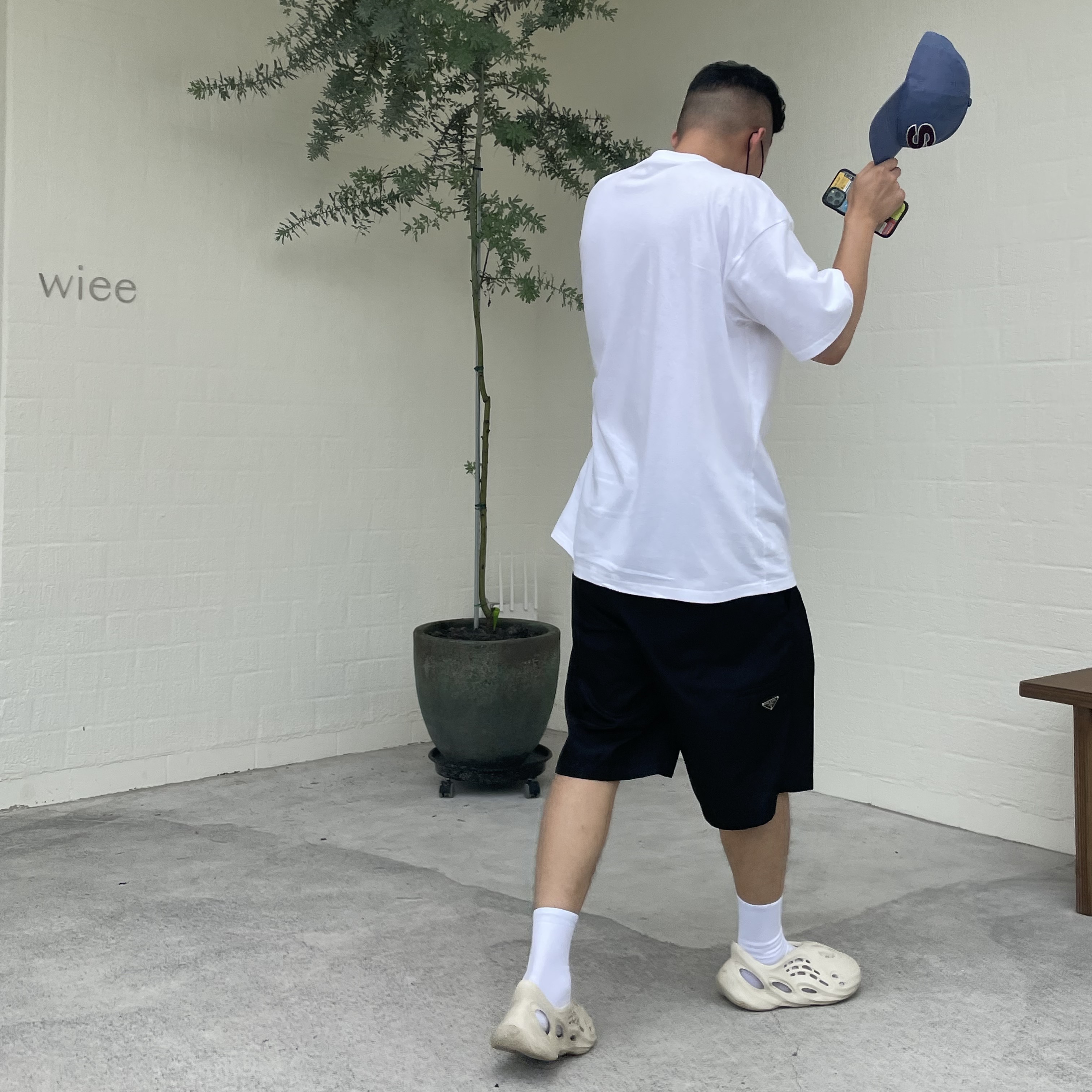 Prada Re-Nylon Bermuda Shorts Black, Adidas Yeezy Foam RNNR Sand 착용 스타일