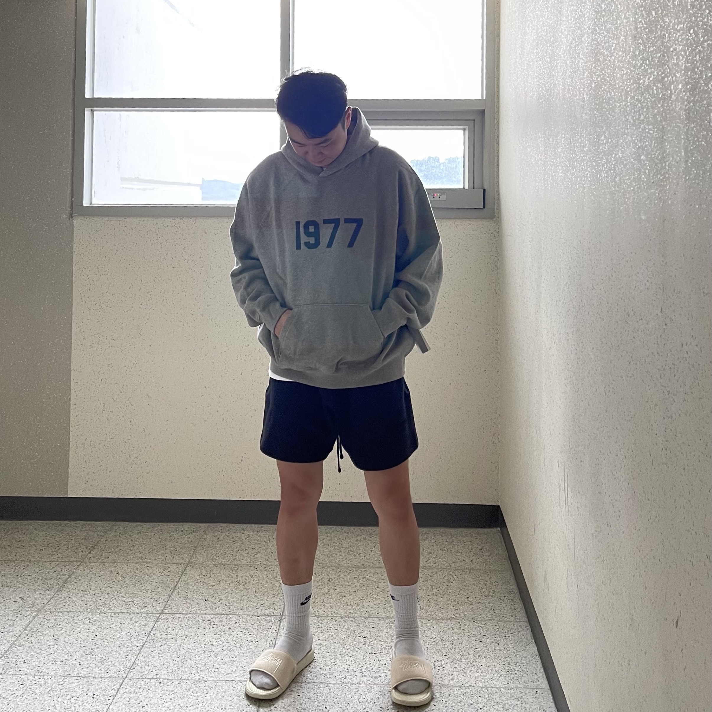 Essentials 1977 Hoodie Dark Oatmeal - 22SS, Essentials The Core Collection Sweatshorts Stretch Limo 착용 스타일